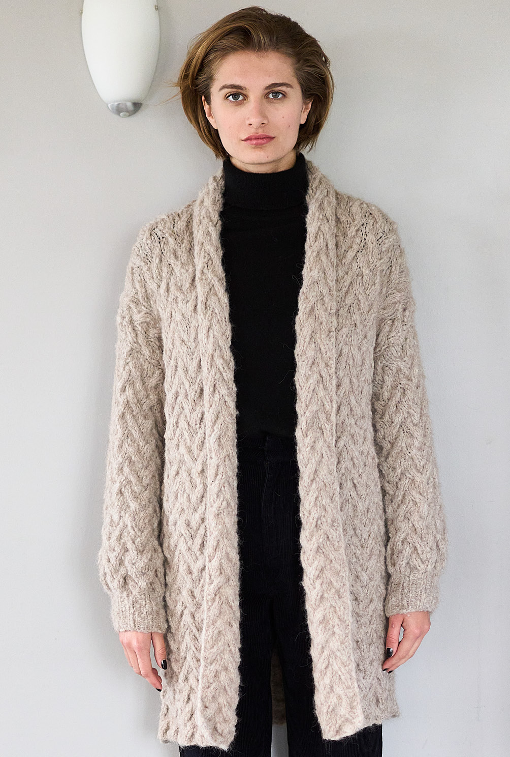 Modellansicht Bild 4: Longjacke mit Zopfstrukturen