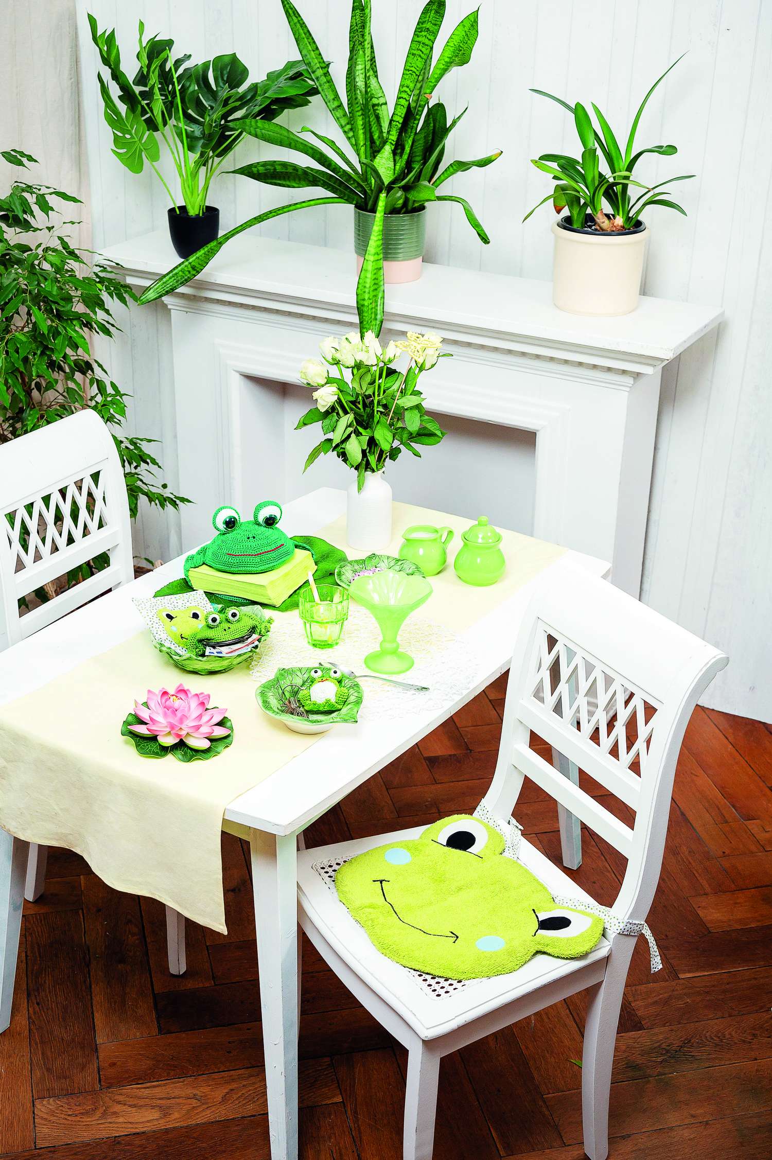 Frosch-Musterkissen, grüne Akzente, DIY-Charme, handgemachte Details.