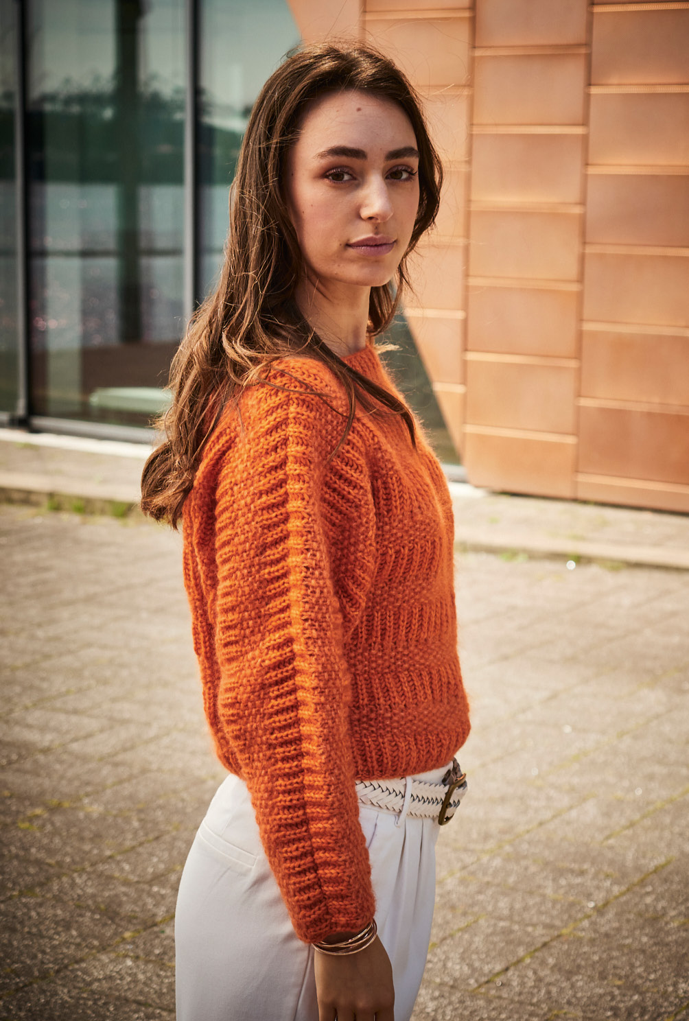 Modellansicht Bild 4: Pulli mit Musterstreifen in Orange