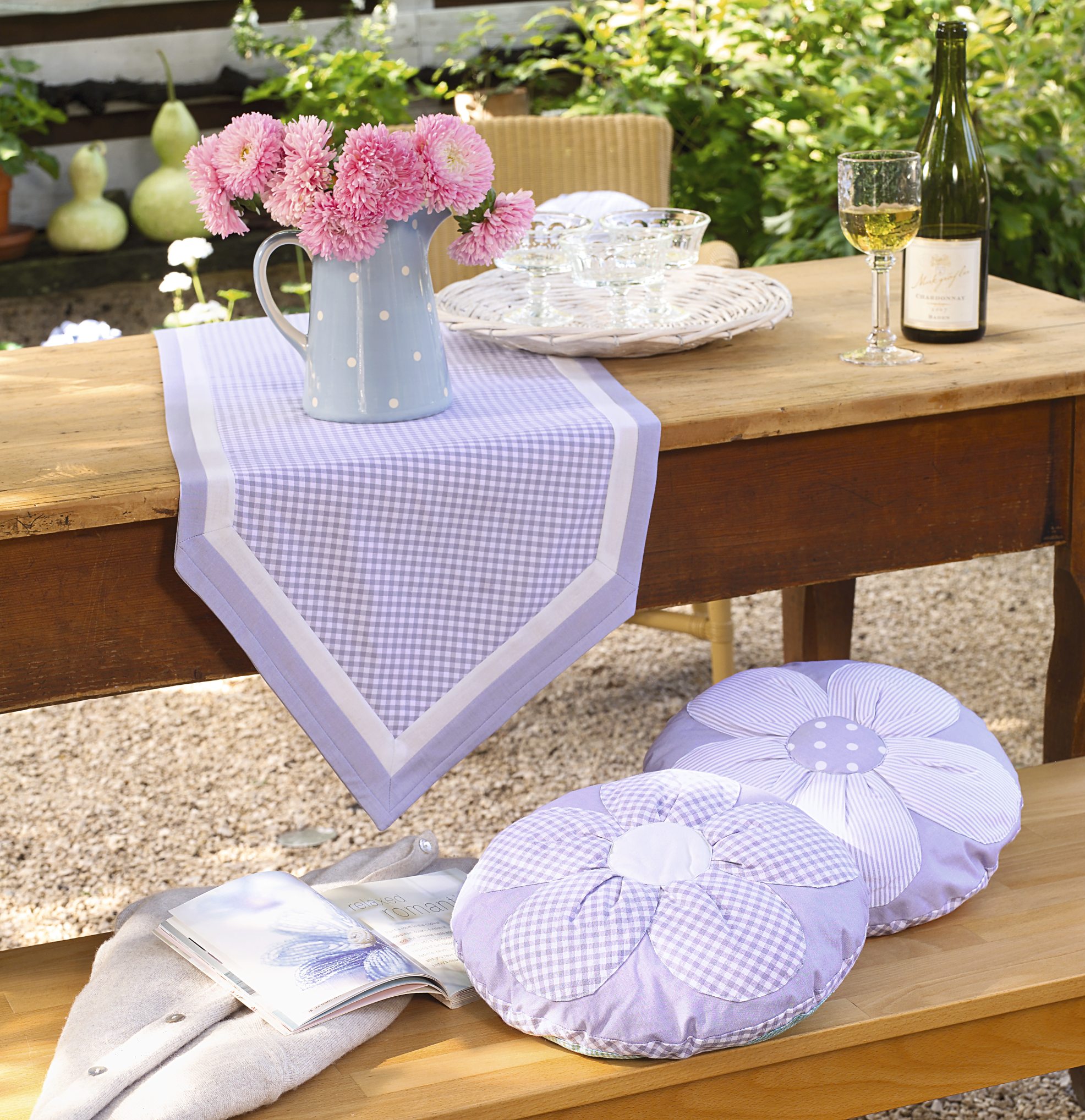 Lila Karomuster-Deko, stilvoll; handgemachte Blumenkissen, gemütlich.