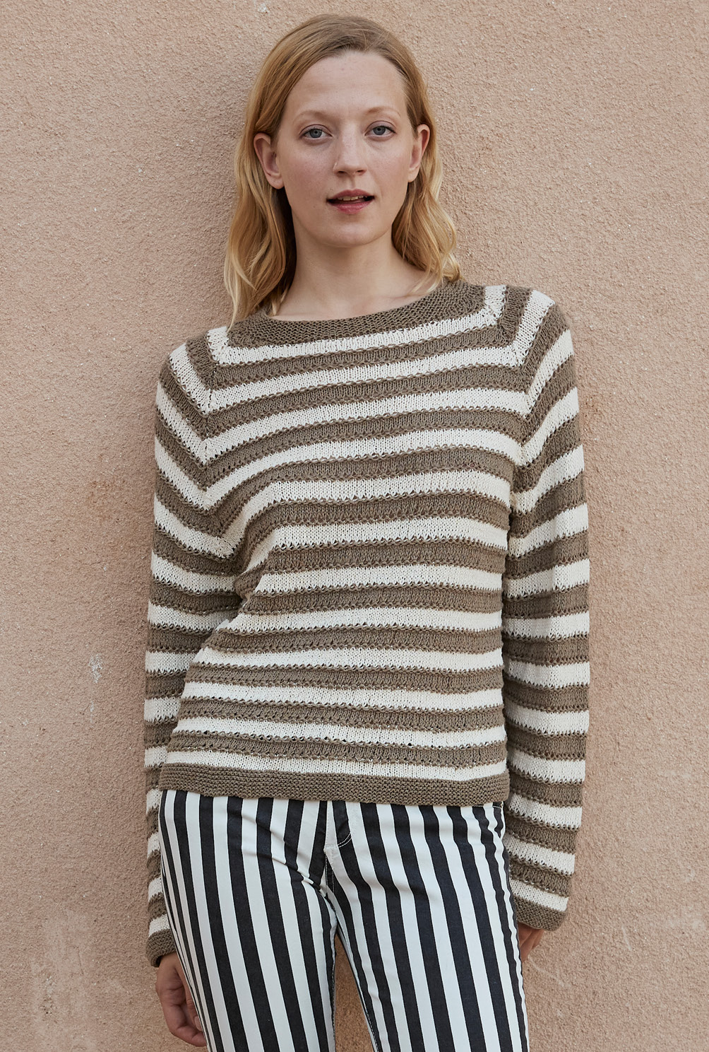 Modellansicht Bild 3: Gestreifter Raglanpulli