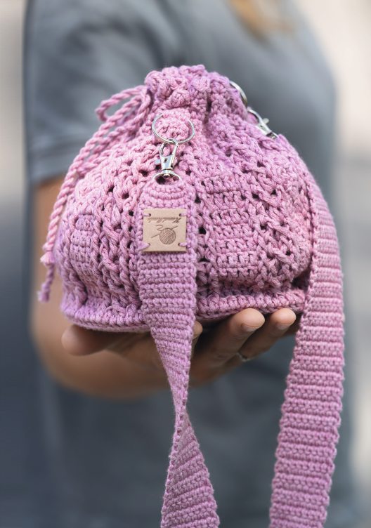 Rosa, gehäkelter Beutel, modisch und handgemacht mit schickem Kordelzug, einzigartiges DIY-Accessoire.