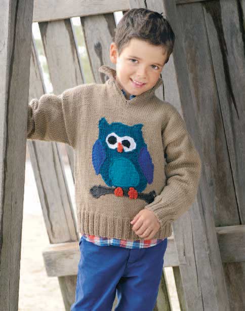 Brauner Strickpullover mit bunter Eulen-Applikation; modisch, handgemacht, auffällige Farbkombination.