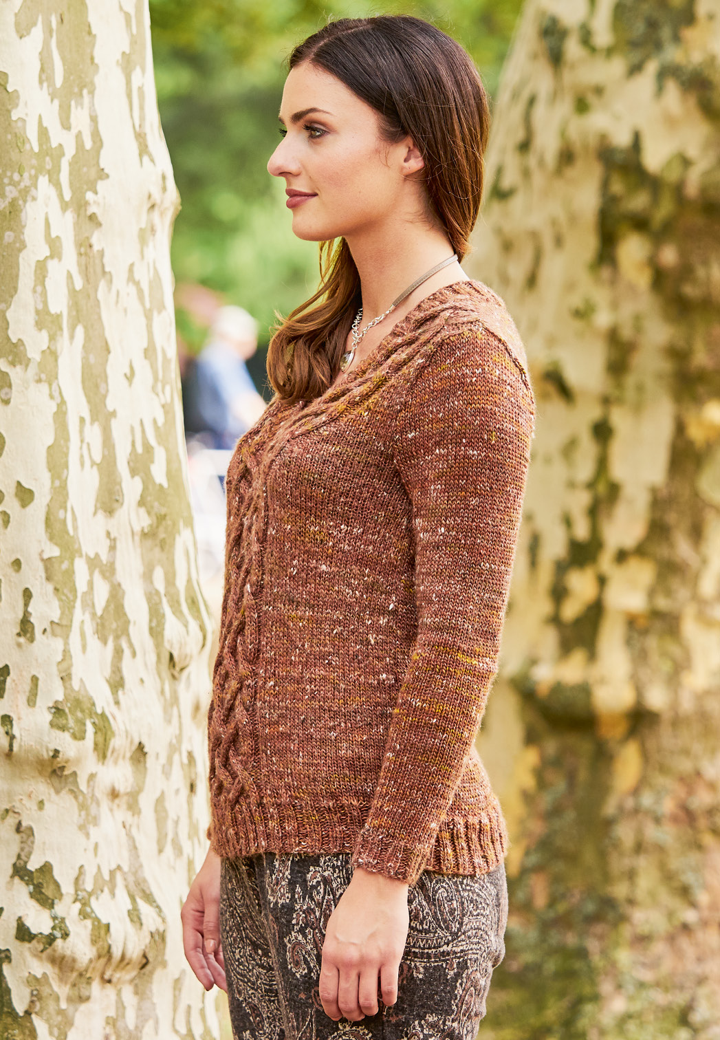 Klassischer Pullover mit Zopfmuster, erdigen Farbtönen und Tweed