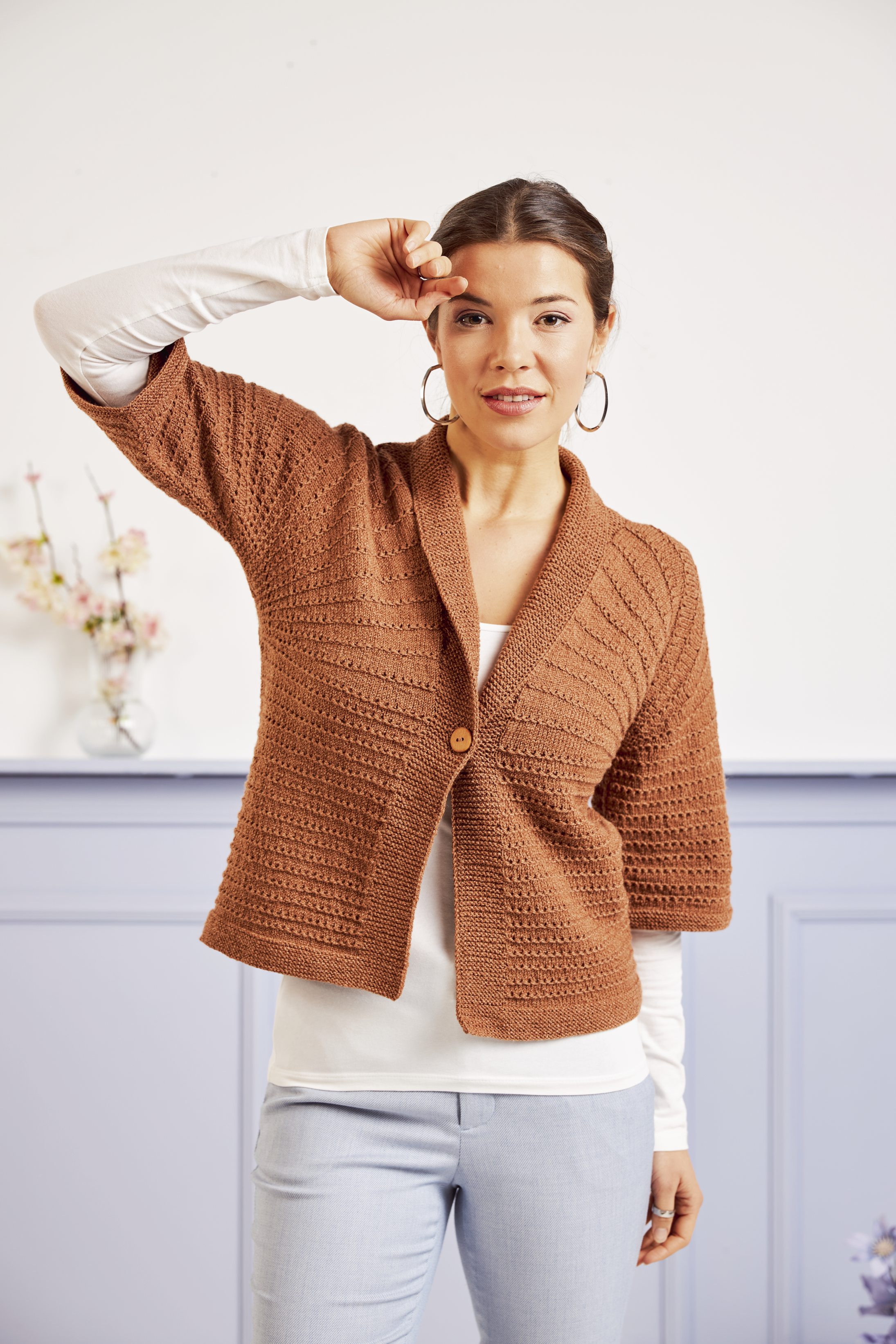 Braune, handgemachte Strickjacke mit Knopf, dreiviertel Ärmel und elegantem V-Muster.