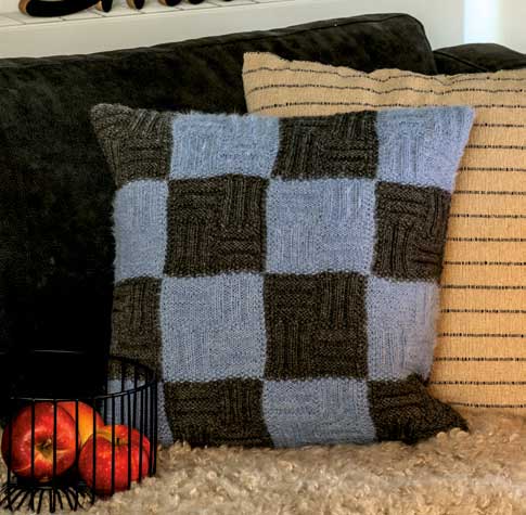 Handgemachtes Kissen mit blau-grauem Schachbrettmuster, weiche Wolle, modisch, DIY-Charme.