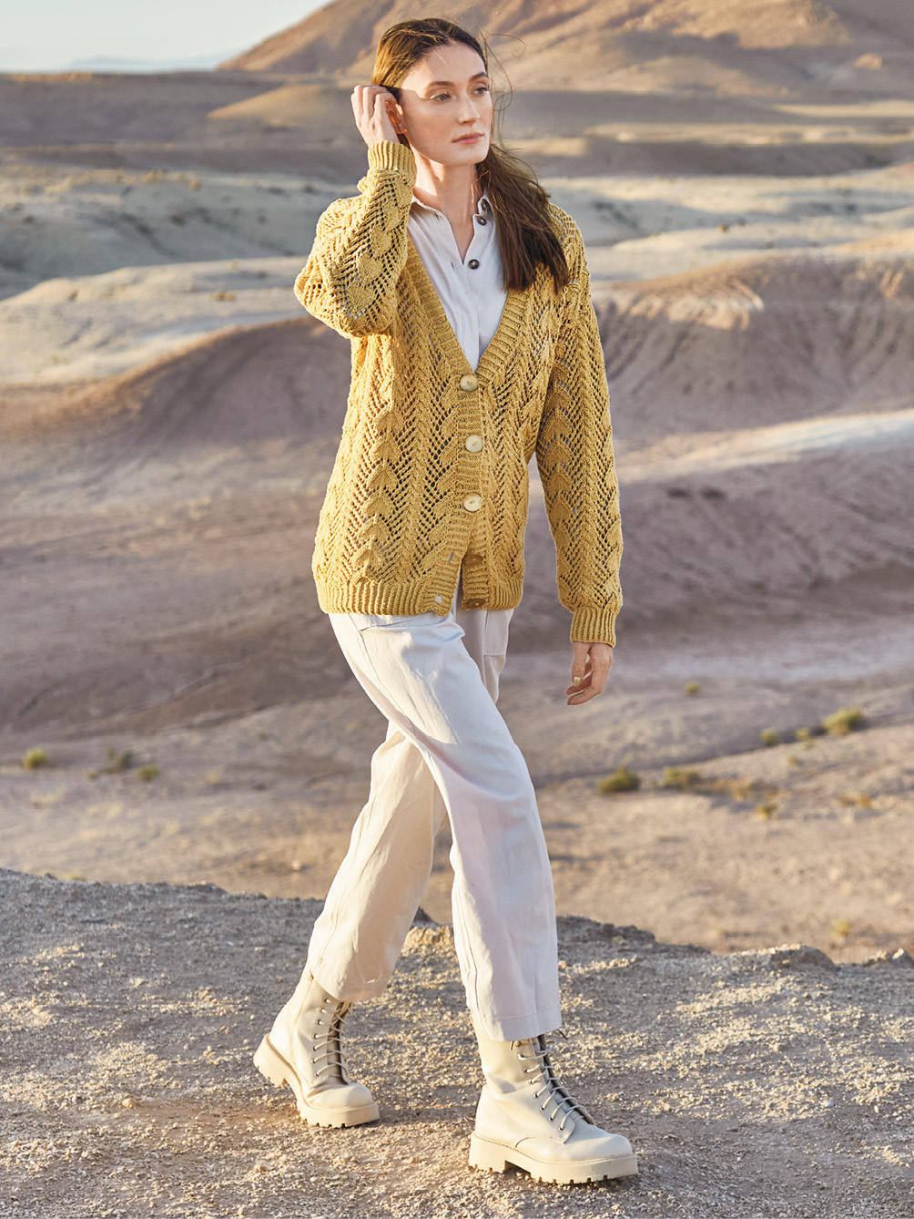 Modellansicht Bild 1: Sommerliche Jacke mit luftiger Zopfstruktur