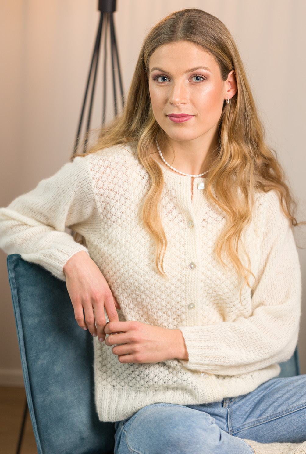 Modellansicht Bild 2: Rachel - Jacke mit Dornröschenmuster in Natur