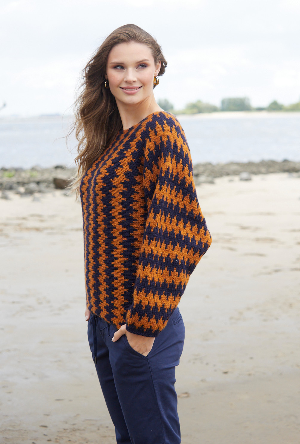 Pulli mit Jacquardmuster in Cognac-Braun und Dunkelblau