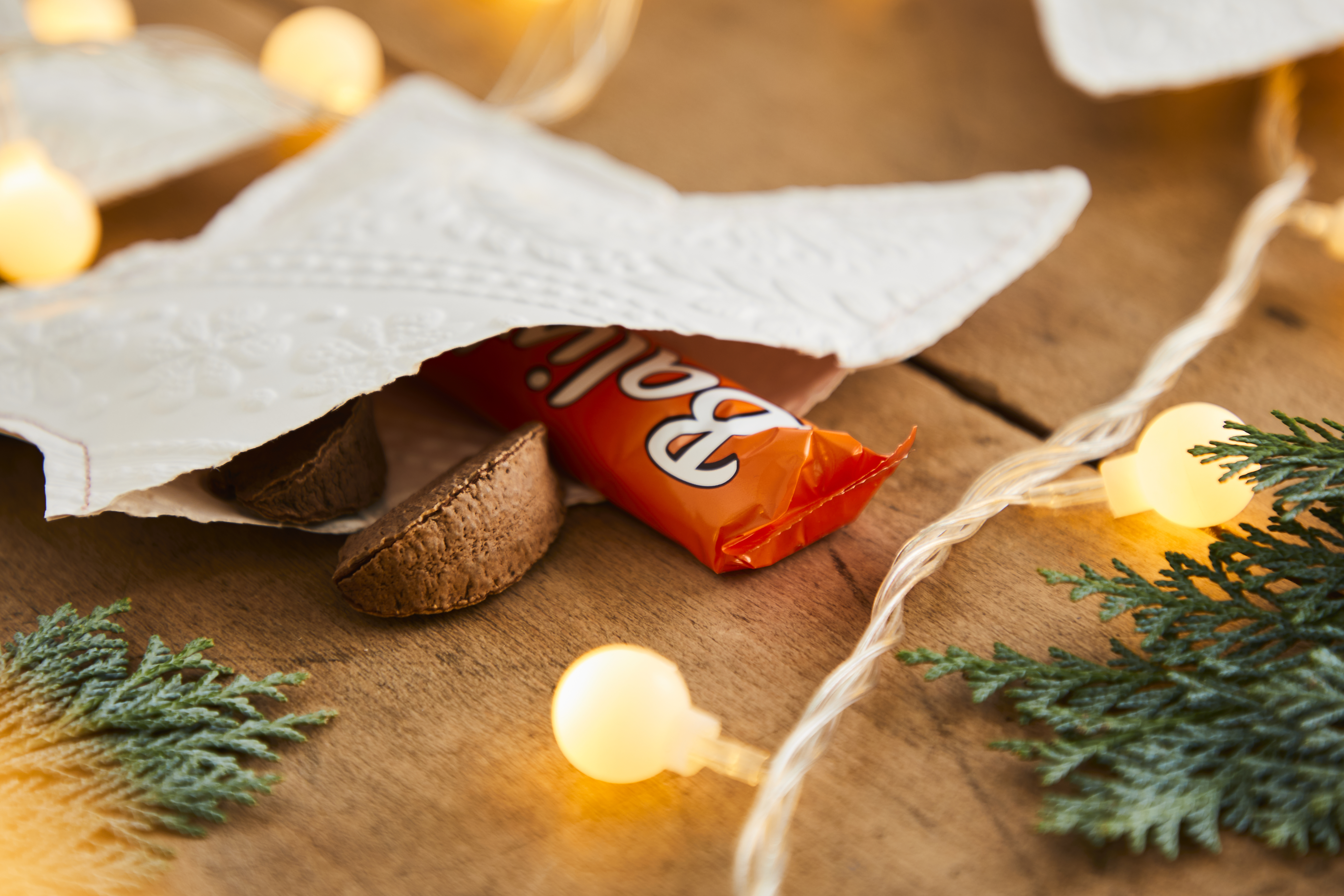 Papierhülle, weiß geprägt, handgemacht, rustikal, perfekt für kleine Geschenke oder Süßigkeiten.