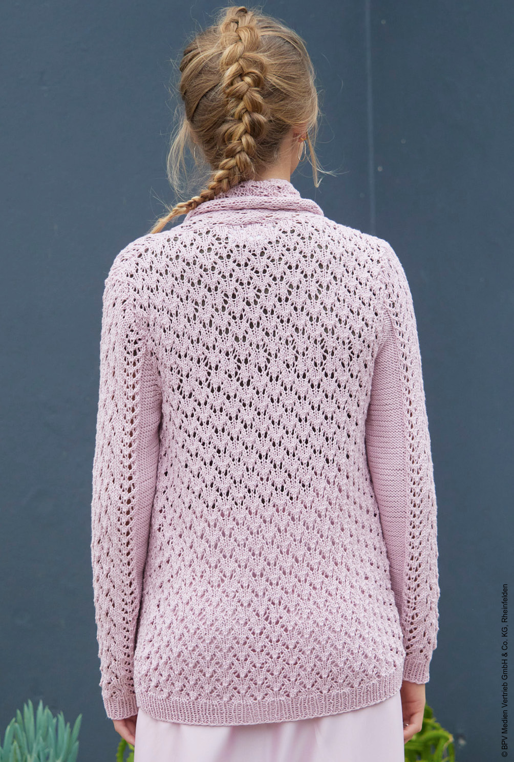 Modellansicht Bild 5: Cardigan mit Ajourmuster und Schalkragen in Rosé