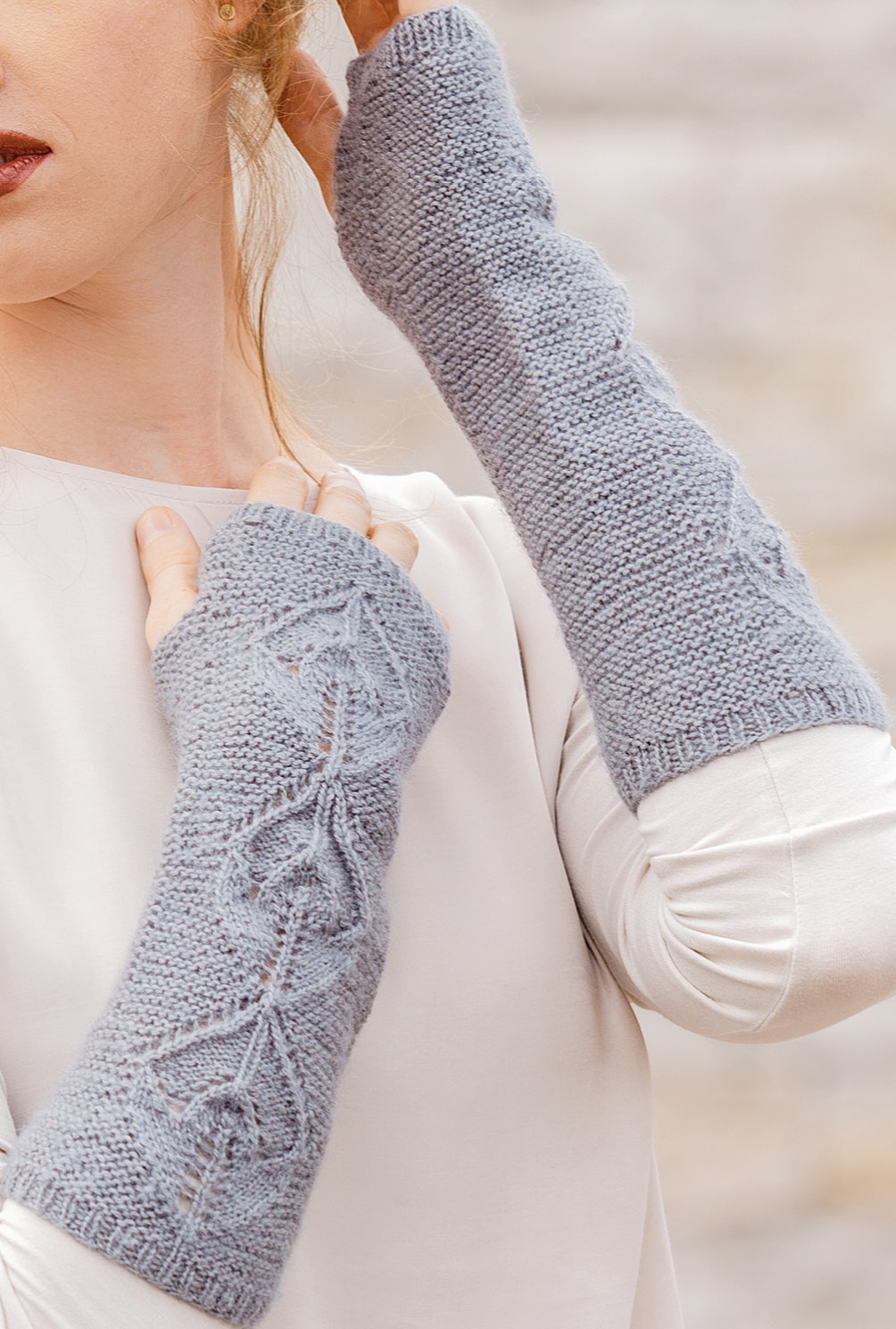 Modellansicht Bild 8: Strickset in Grau aus Armstulpen, Umhängetasche und Dreieckstuch