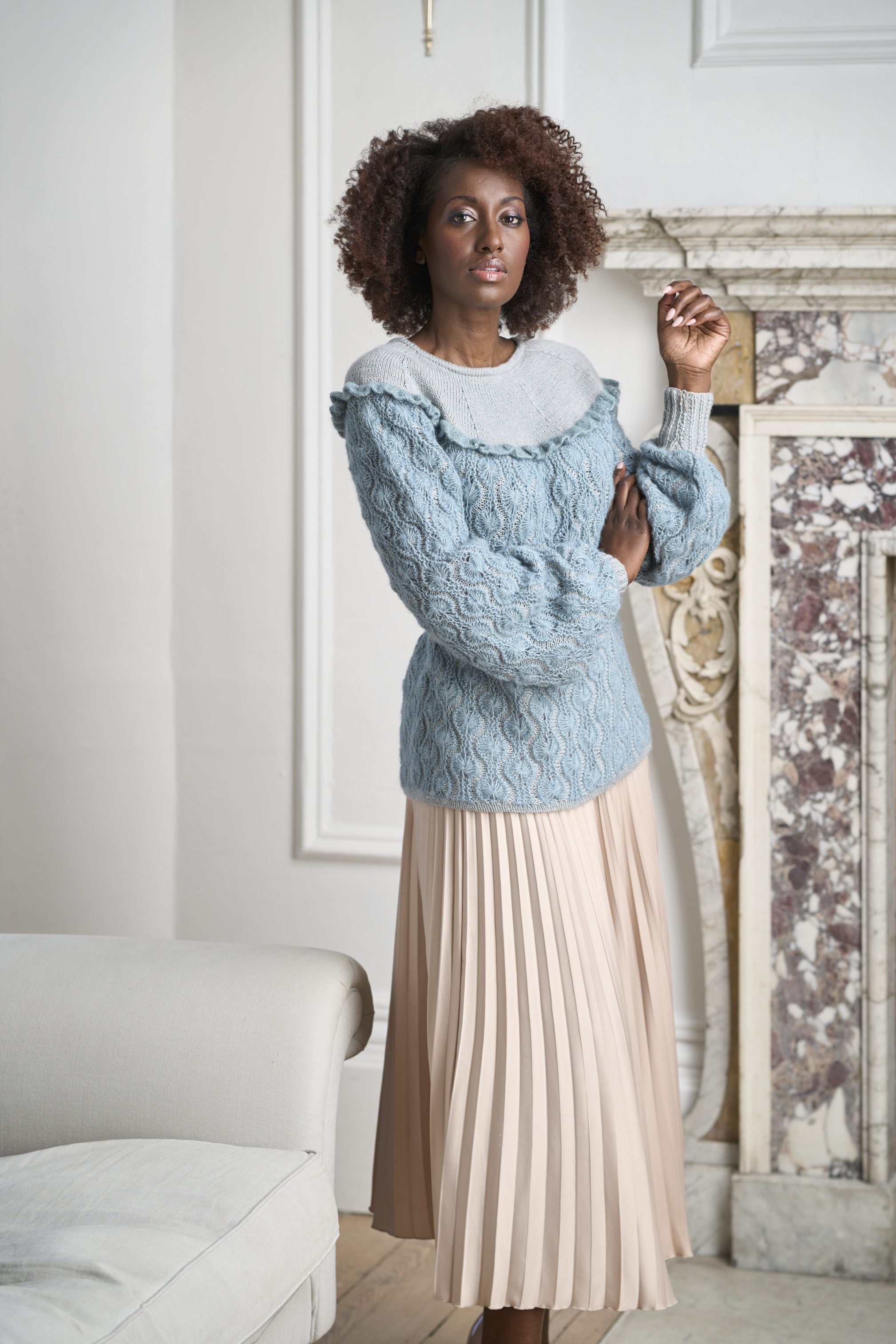 Blauer, handgestrickter Pullover, Zopfmuster, beige Plisseerock. Modische Handarbeit, elegant, DIY.