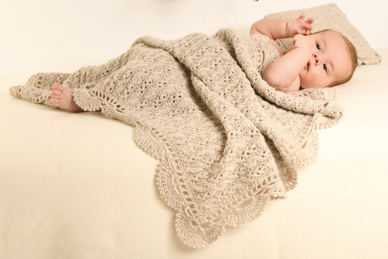 Strick-Set aus Decke und Kissen fürs Baby in Beige