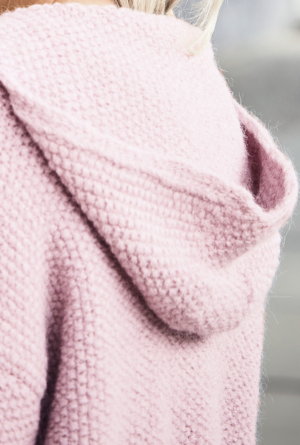 Modellansicht Bild 4: Rosafarbener Hoodie im Perlmuster