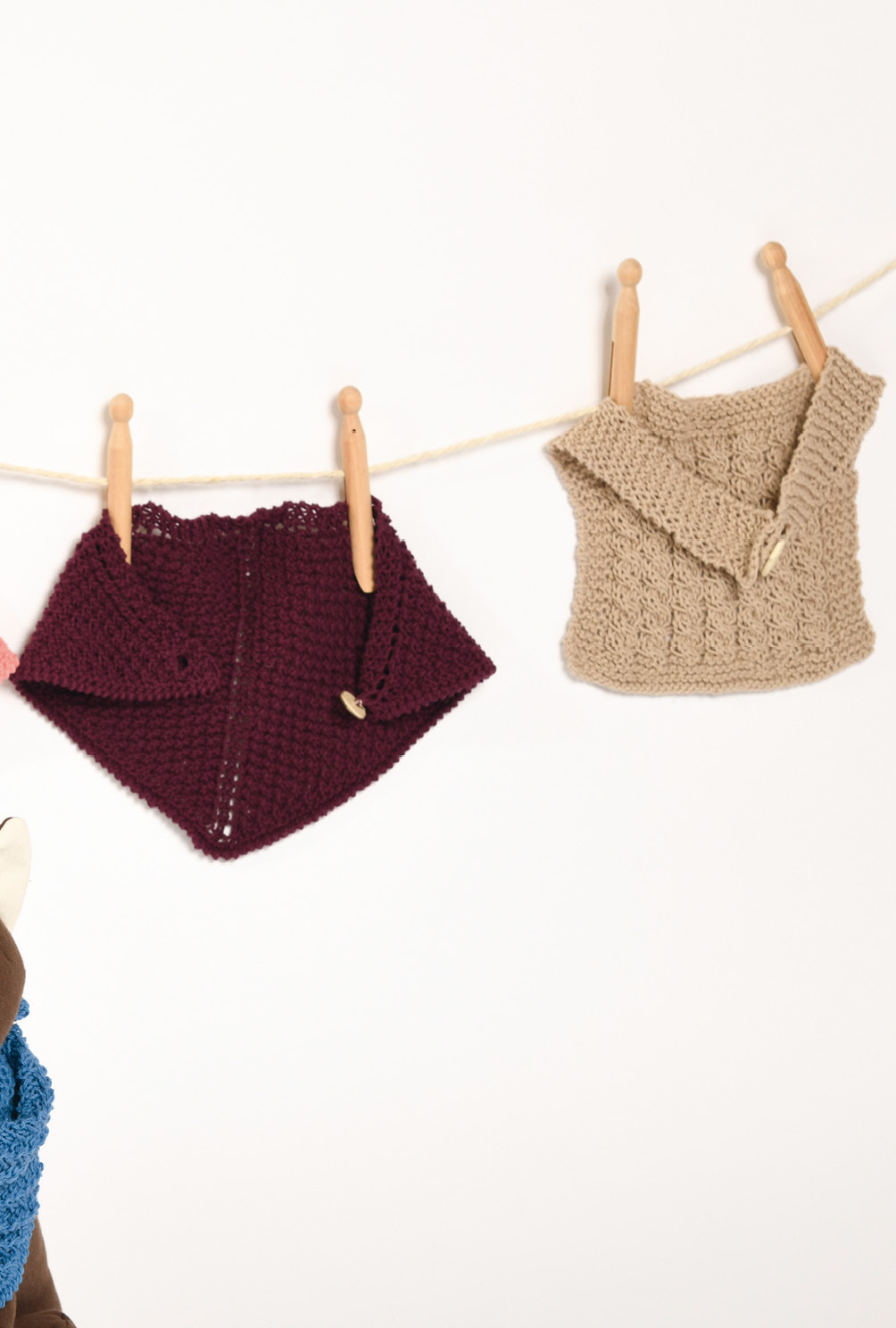 Gestricktes Baby-Lätzchen und -Halstuch in verschiedenen Farben