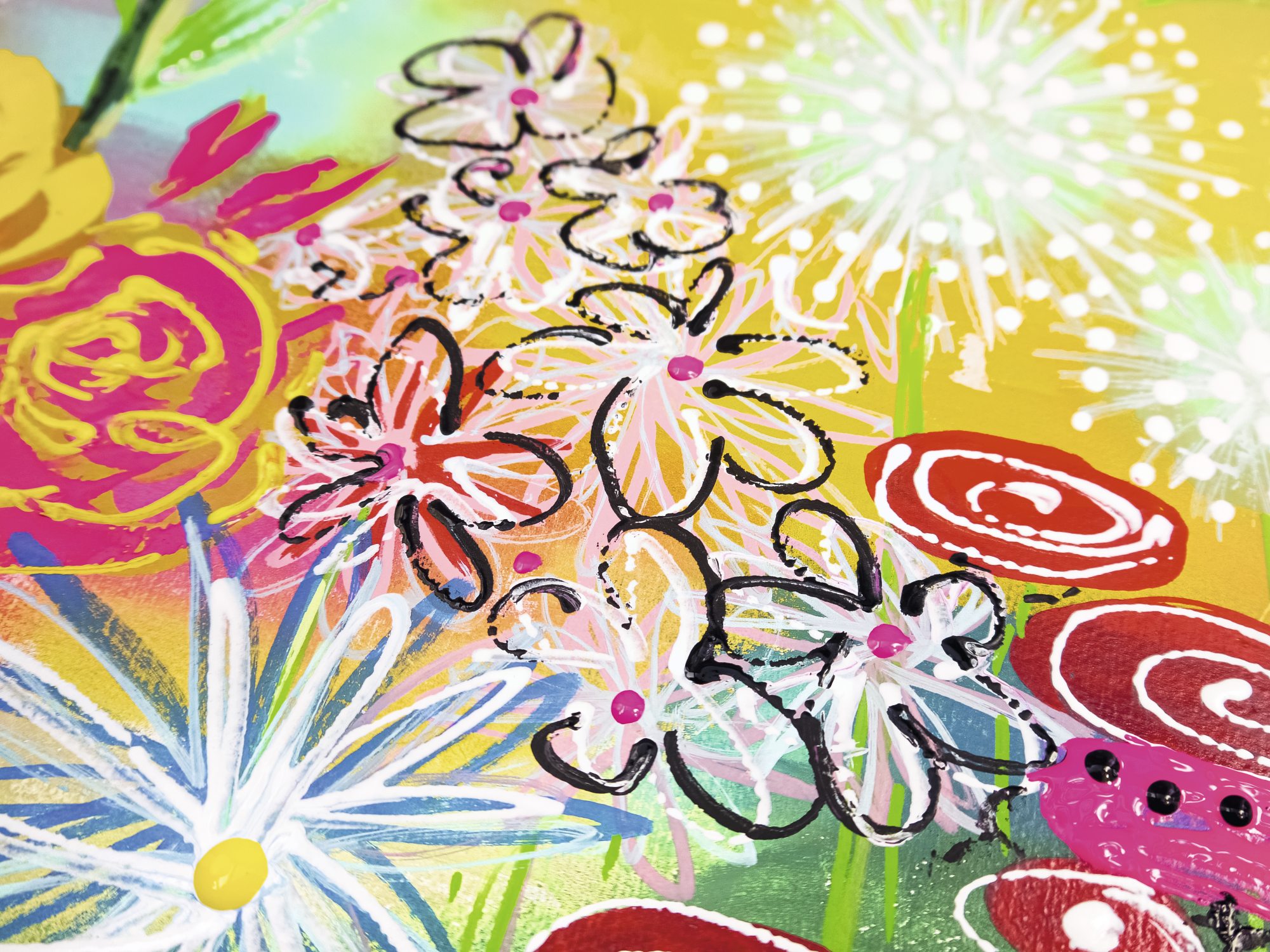 Bunte, handgemalte Blumenmuster in intensiven Farben. Kreativ, dynamisch, DIY-Charme.