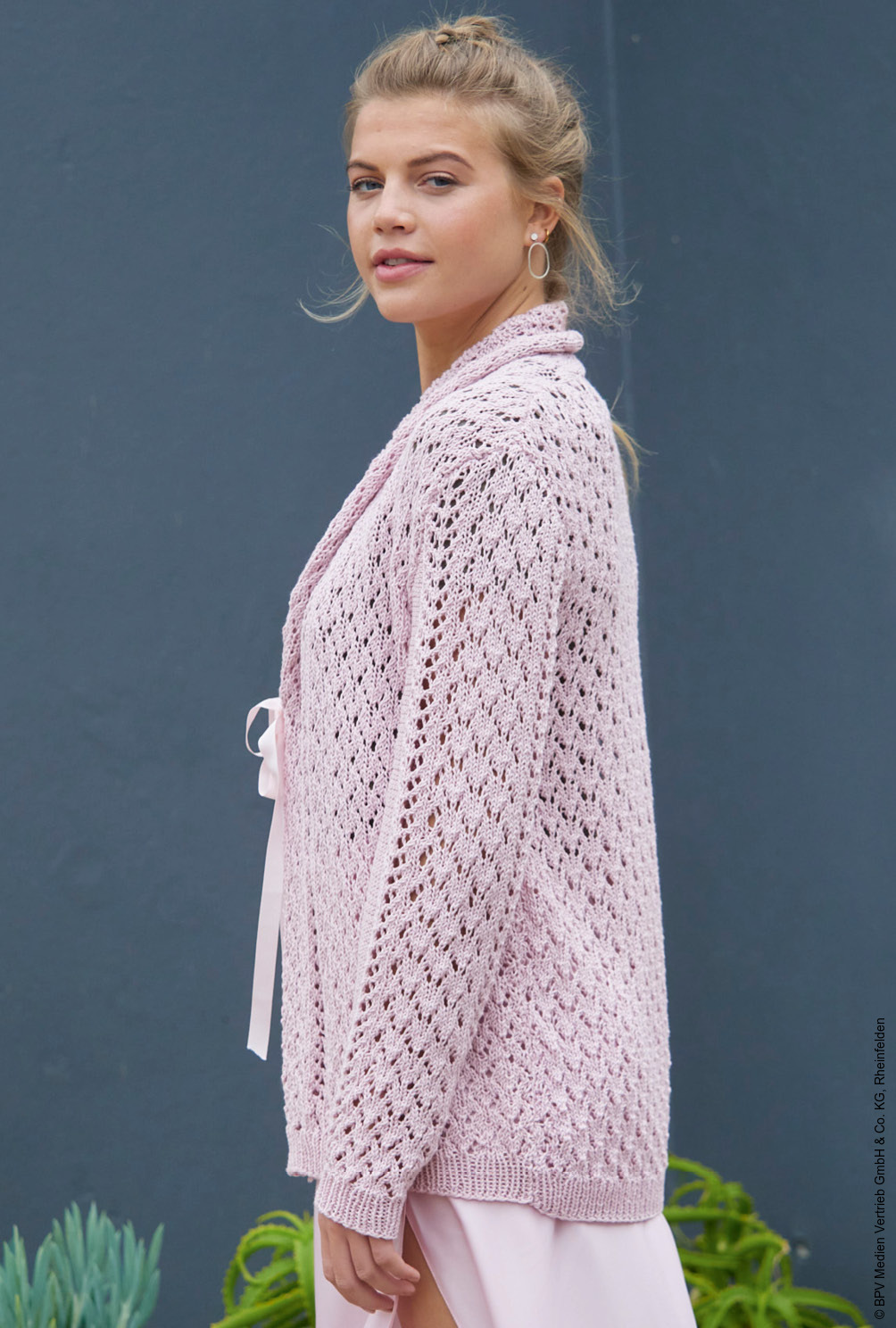 Modellansicht Bild 3: Cardigan mit Ajourmuster und Schalkragen in Rosé