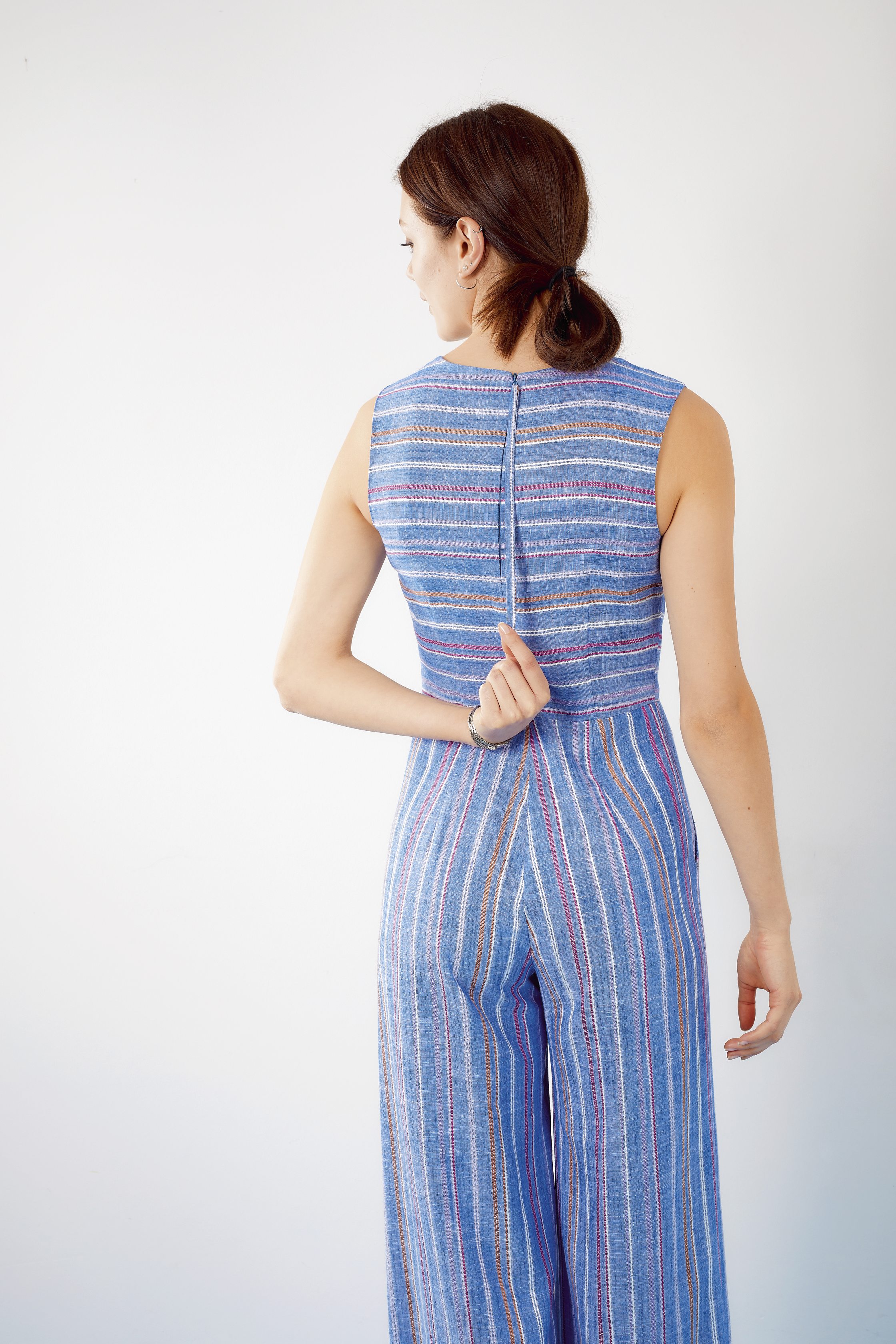 Modischer Jumpsuit in Blau mit bunten Streifen; ärmellos, weit geschnitten, ideal für DIY-Liebhaber.
