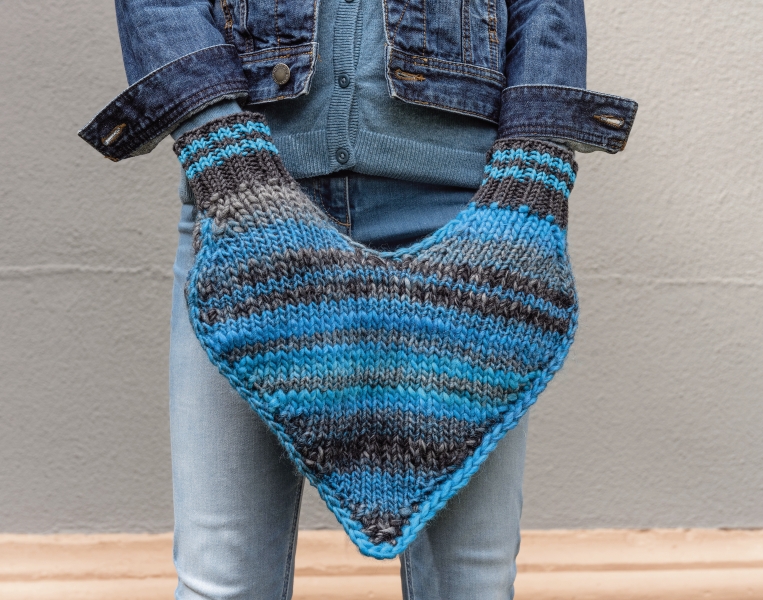 Blau-graues, selbstgemachtes Herzmuster, gestrickt. Modisches DIY-Accessoire mit einzigartigem Look.