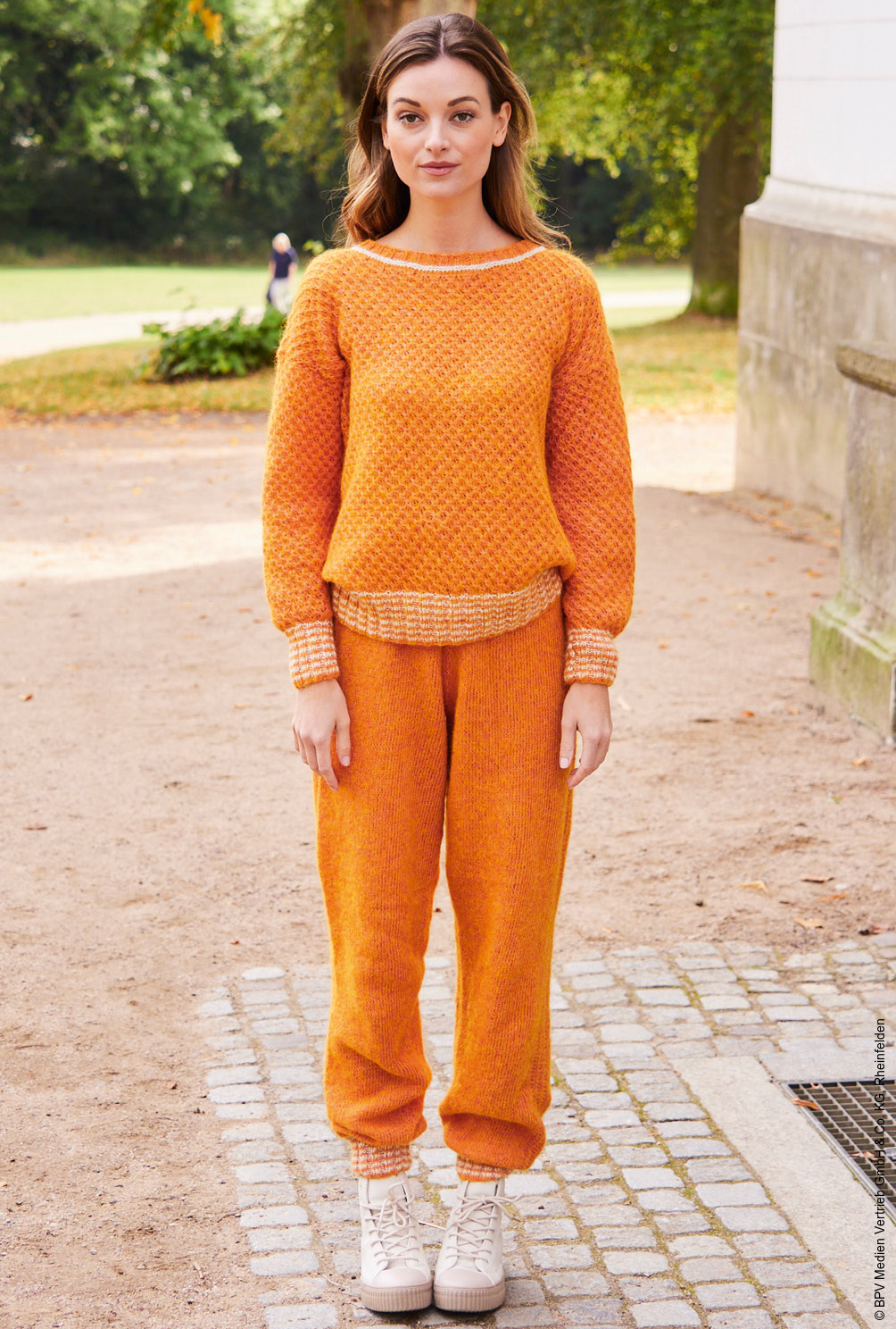 Modellansicht Bild 2: Set aus Pullover und Jogginghose in Orange