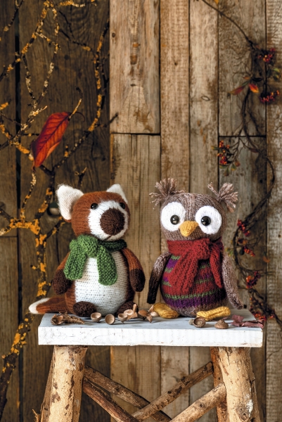 Gestrickter Fuchs und Eule in Brauntönen, bunte Schals. DIY, handgemacht, niedlich, detailreich.