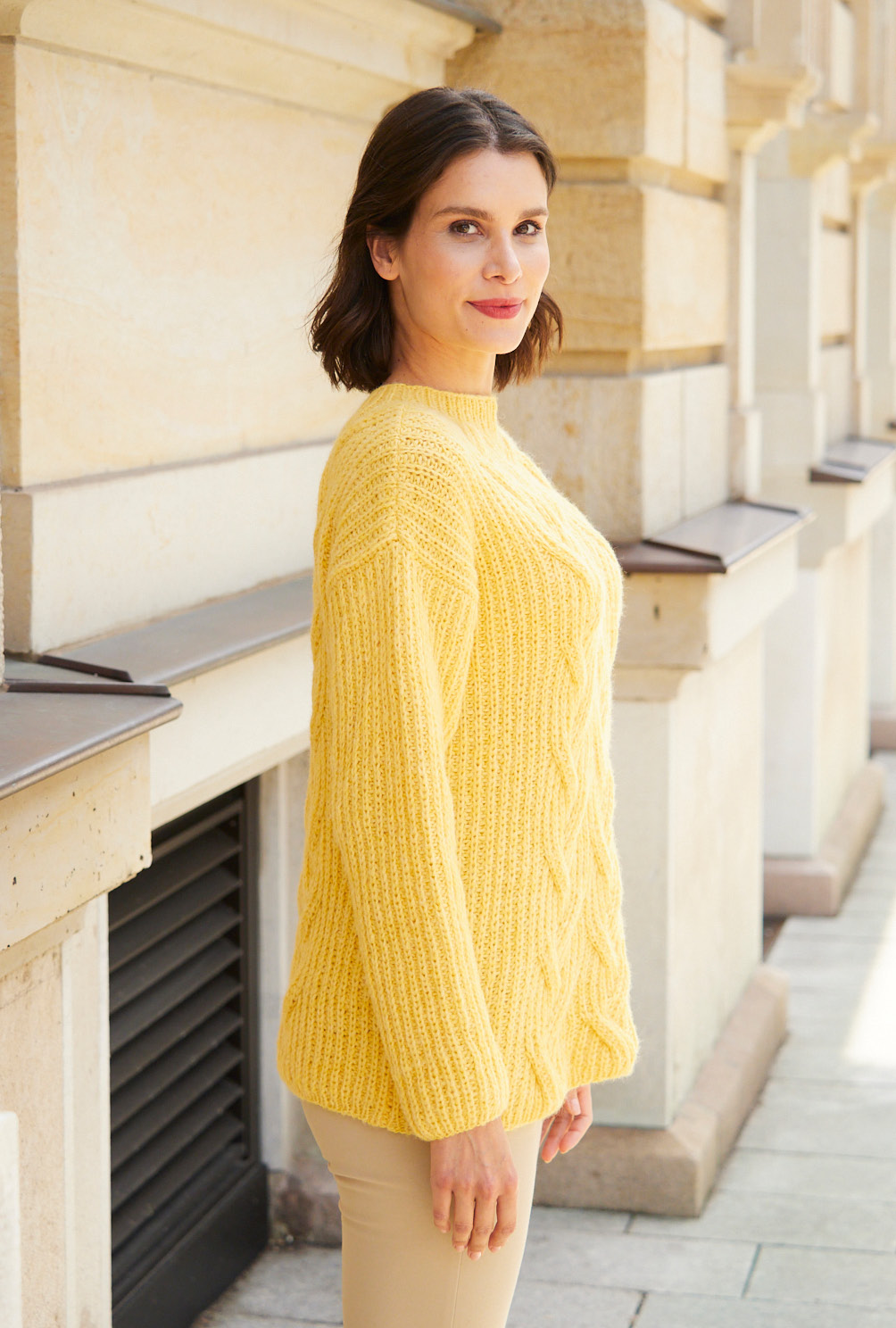 Gelber Pullover mit Zopf-Patentmuster