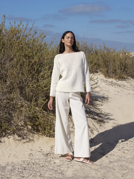 Weißer, gestrickter Pullover, weite Baumwollhose; lässig, luftiger Schnitt, modisch, Strandlook.