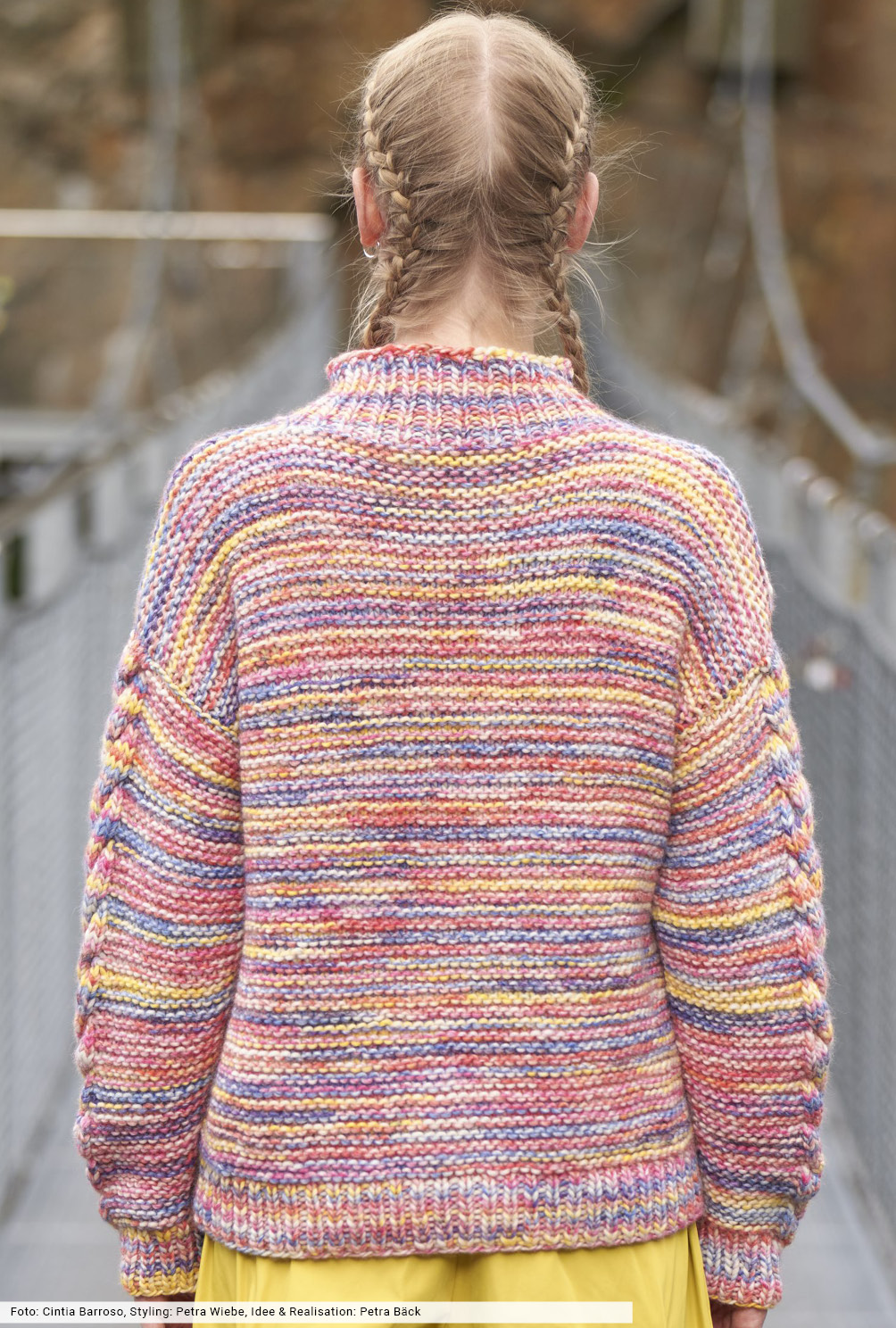 Modellansicht Bild 5: Melierter Pulli mit Zöpfen