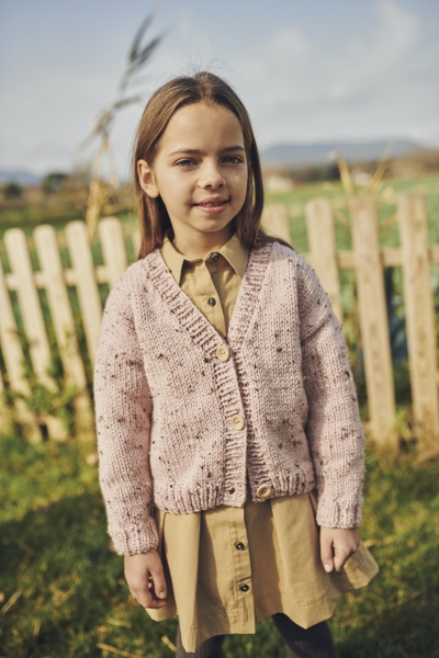 Beiger Strick-Cardigan, grob gestrickt, pastellfarben, über senffarbenem Hemdkleid. Handgemacht und stilvoll.