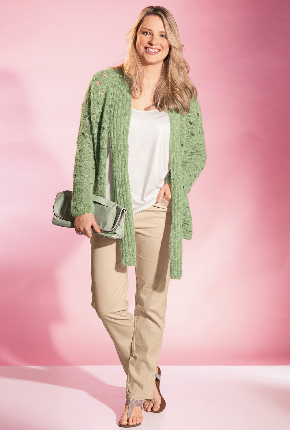 Modellansicht Bild 2: Lindgrüner Cardigan mit Schalkragen und Lochmuster