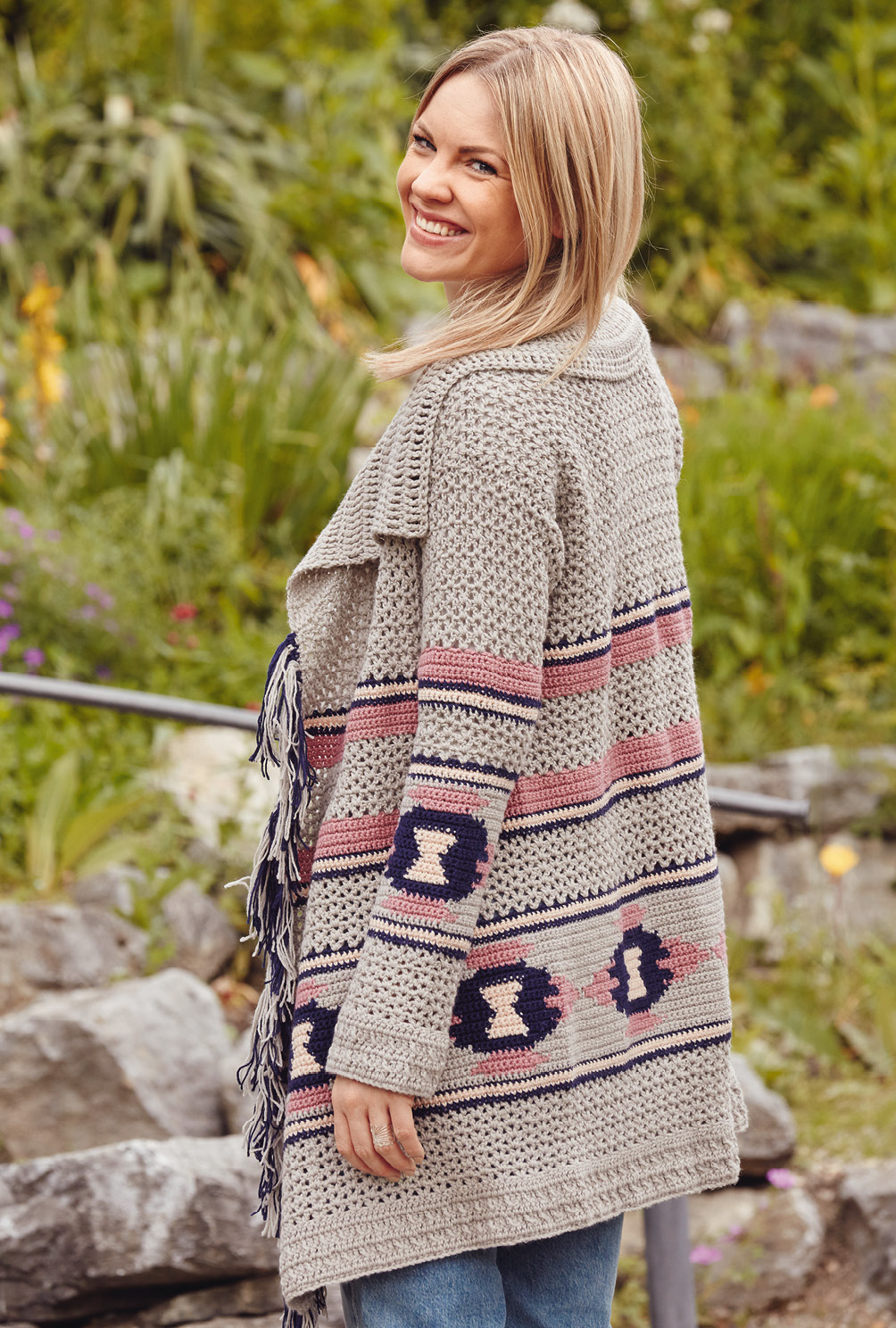 Modellansicht Bild 4: Gehäkelte Jacke in Muster- und Farbvielfalt mit langen Fransen
