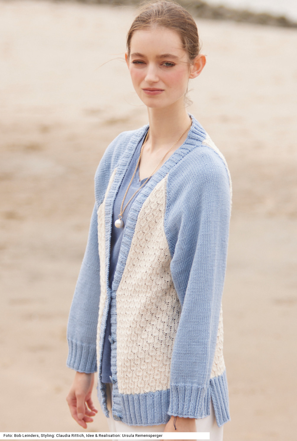 Modellansicht Bild 3: Zweifarbige Raglanjacke in Hellblau und Weiß