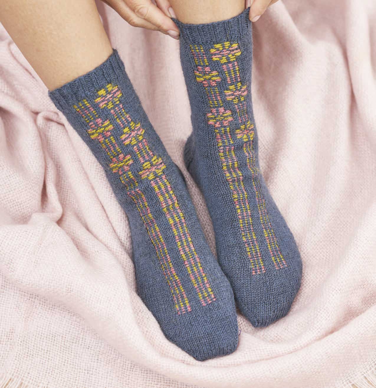 Blaue Socken mit buntem Blumenmuster, handgemacht, modisch und einzigartig im Design.