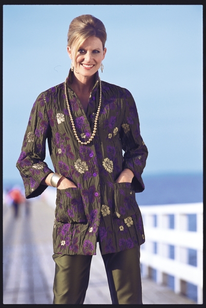 Modische Jacke mit floralen Mustern in Lila und Gold, langer Schnitt, elegante Details, handgemachter Look.