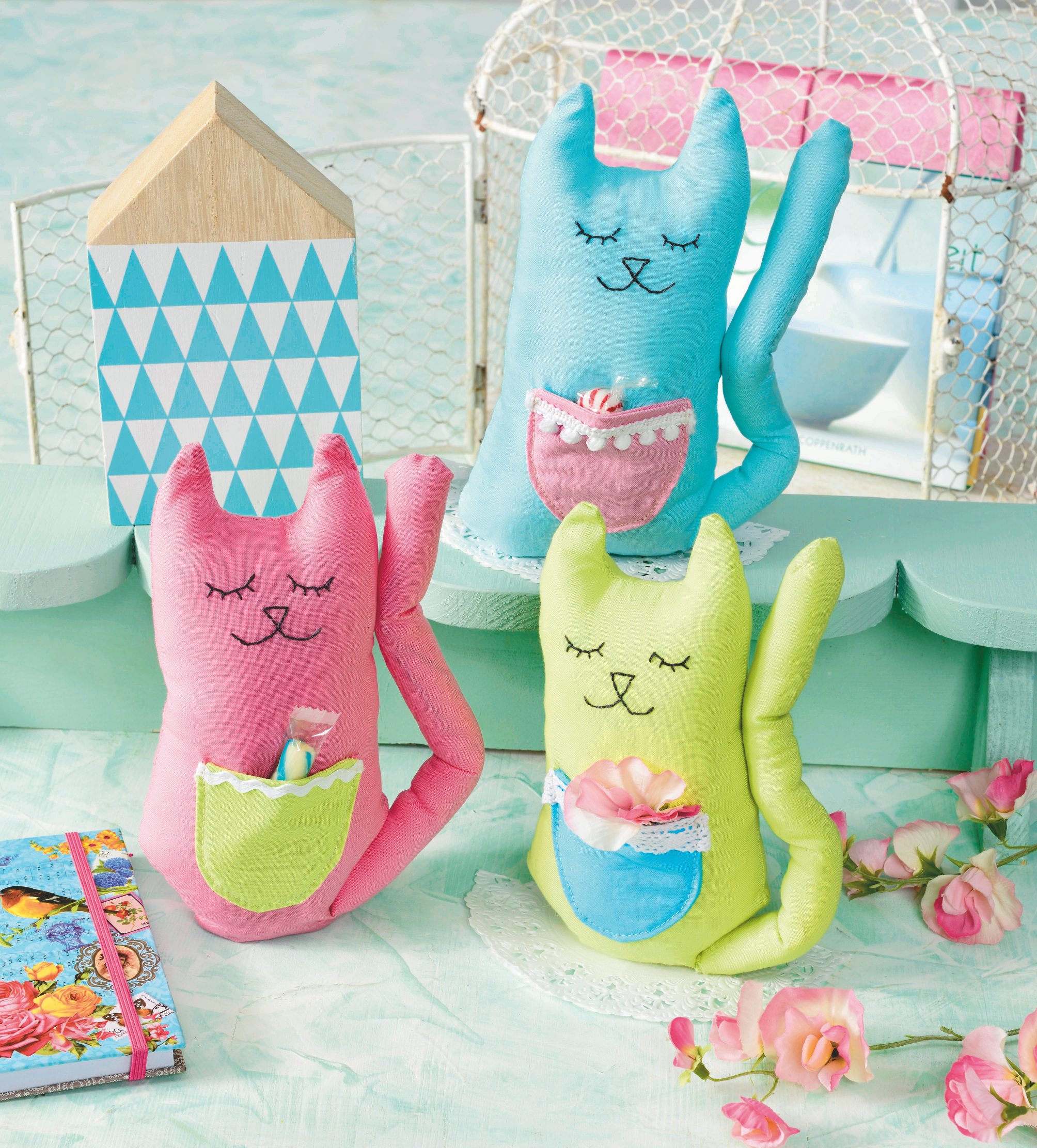 Pastellfarbene Katzen mit Stickereien, Taschen und Spitzen. Selbstgemacht und dekorativ. Modisch und einzigartig.