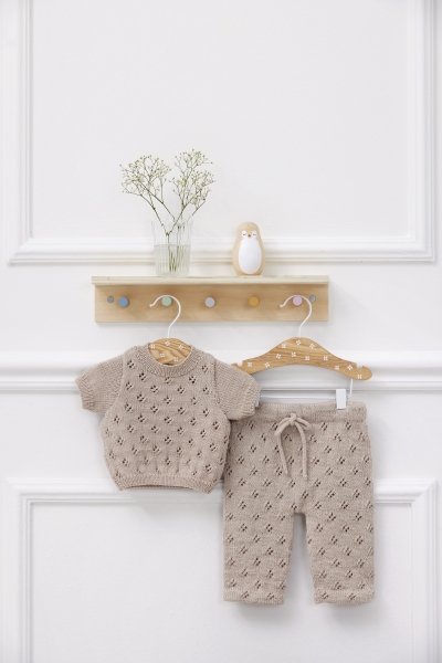 Beiges Strickset mit Lochmuster, kurzärmeliges Oberteil und Hose, modisch, selbstgemacht, detailreich.