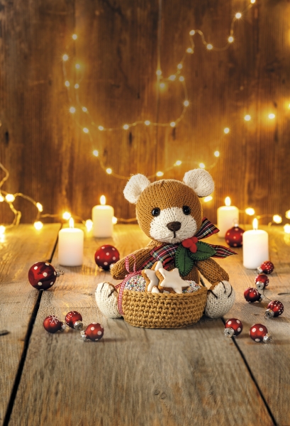 Modischer, handgemachter Bär mit kariertem Schal, DIY-Charme. Körbchen voller Deko-Kekse, perfekt für Weihnachten.