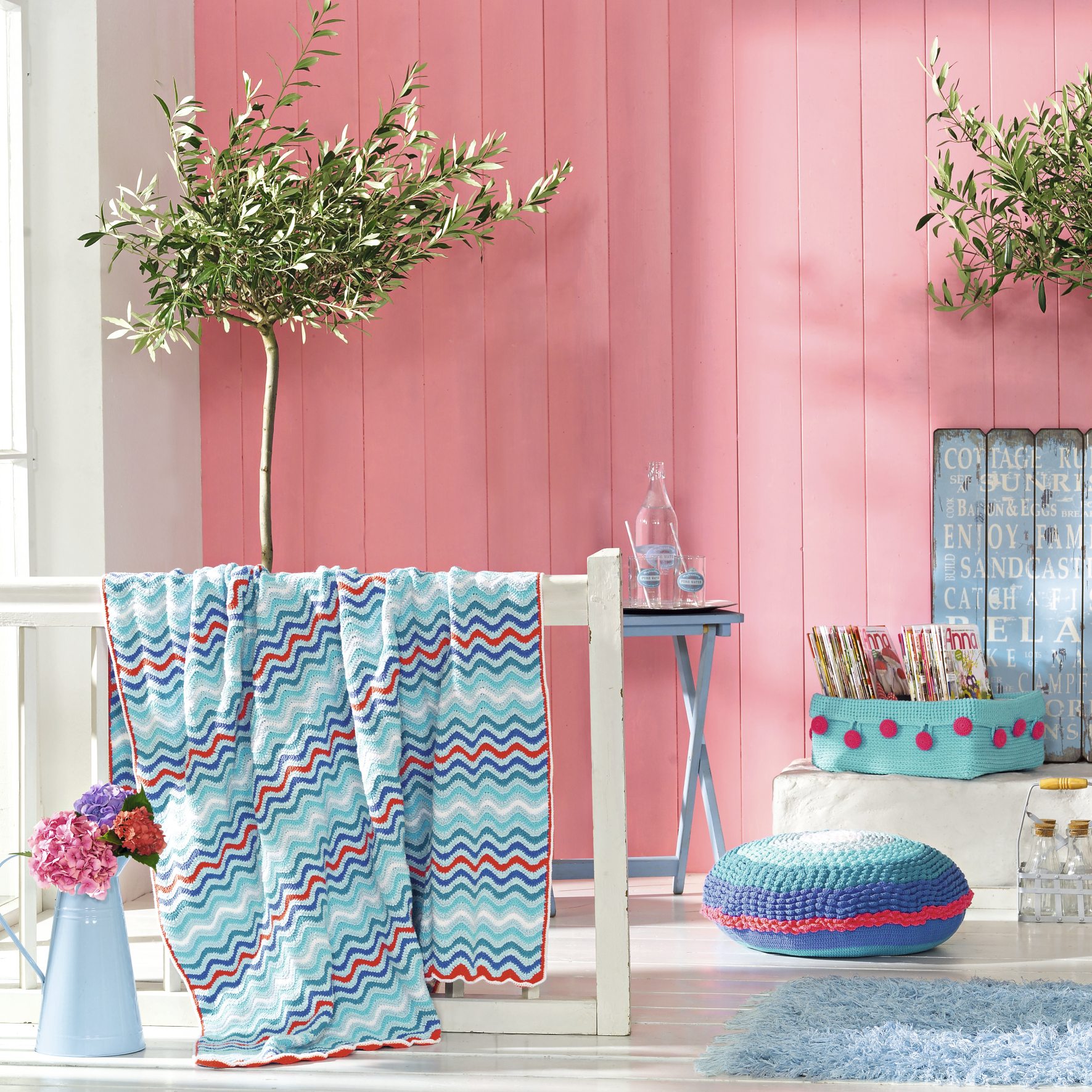 Decke in Türkis mit buntem Zickzackmuster, modischer und handgefertigter Flair. DIY-Elemente.