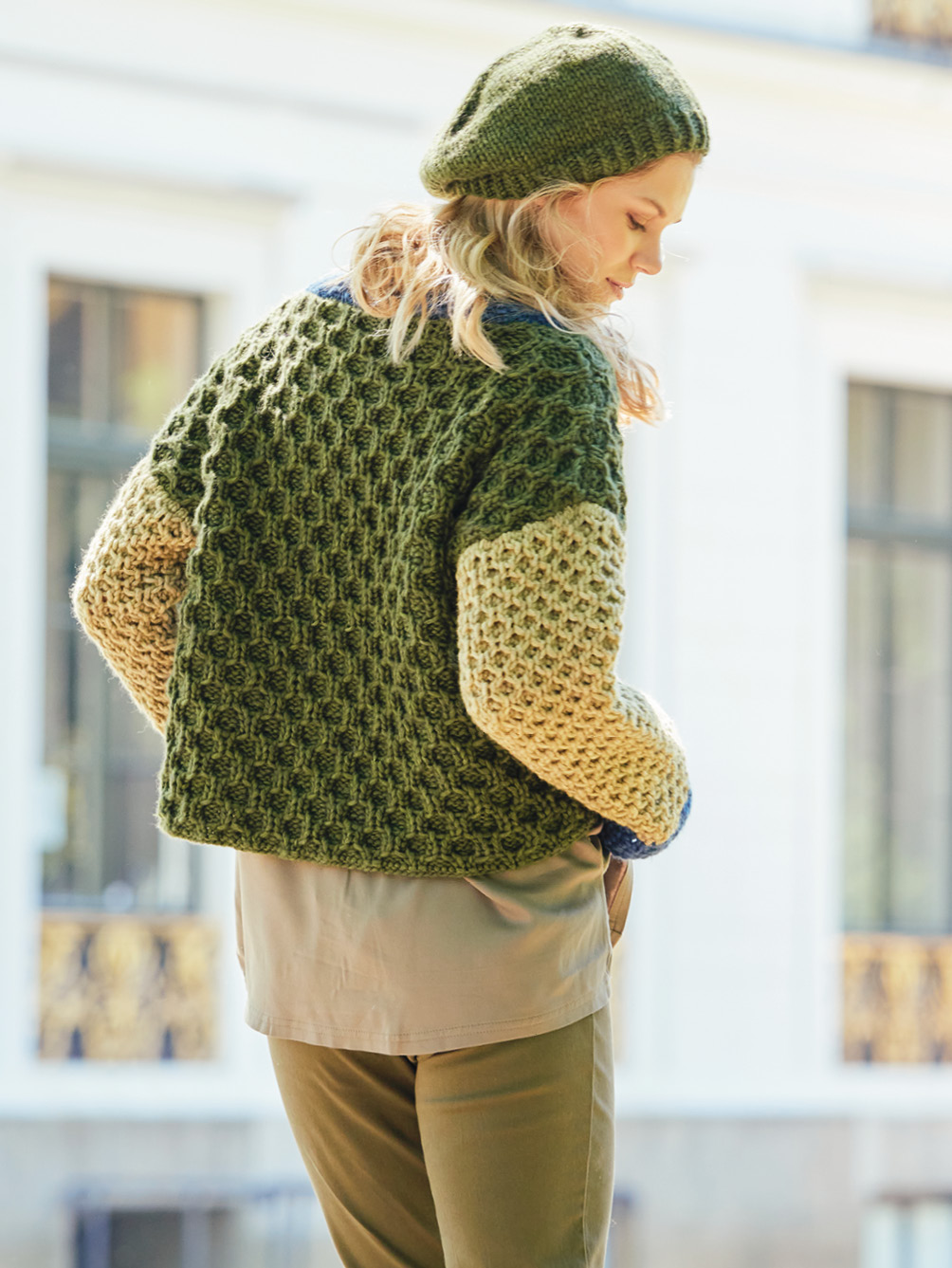 Modellansicht Bild 1: Pulli in Moos- und Lindgrün und Baskenmütze in Moosgrün
