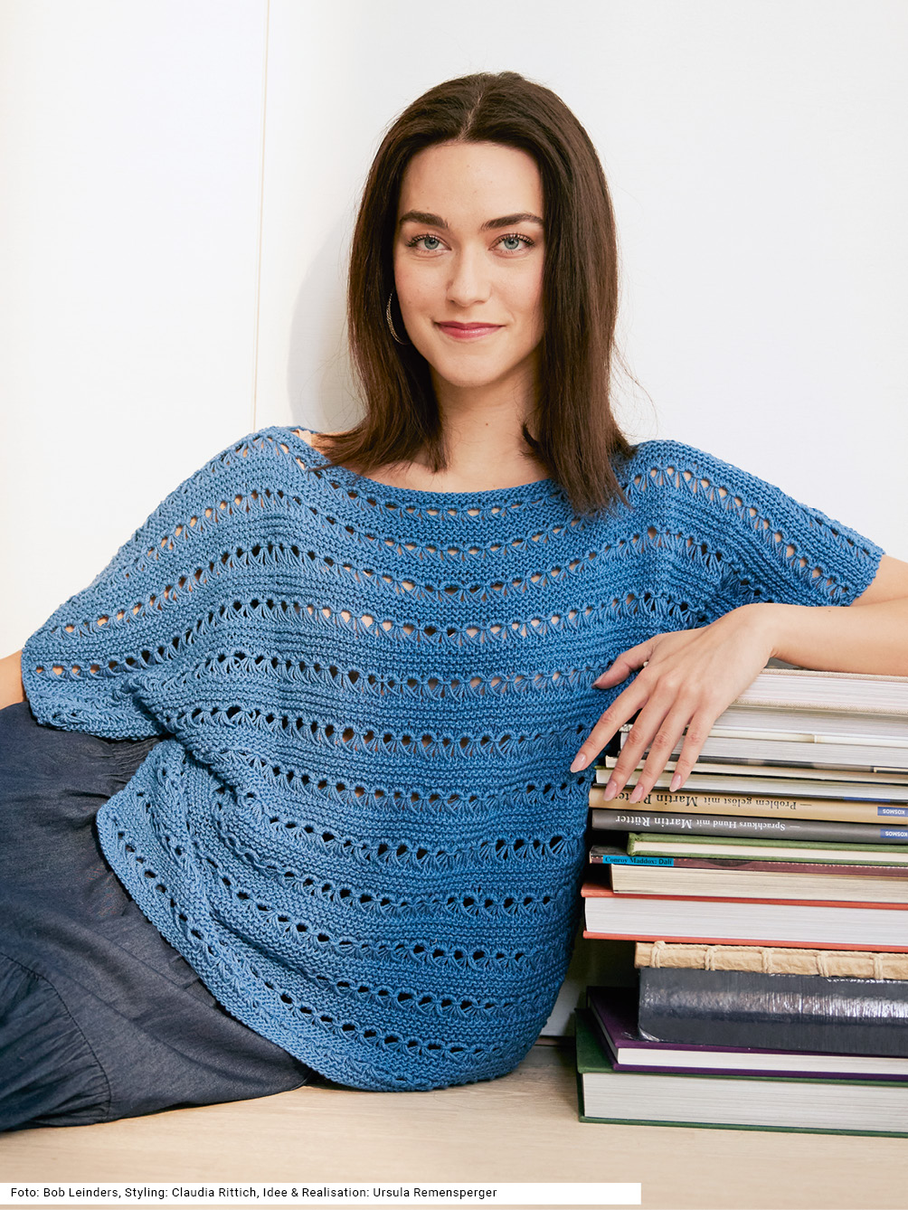 Modellansicht Bild 1: Kurzarmpulli mit Fallmaschen in Jeansblau