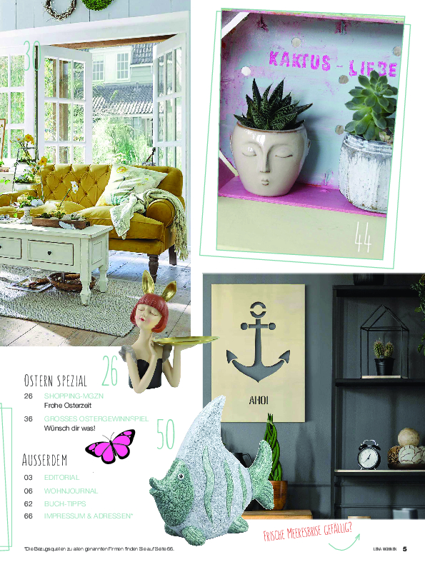 Wohnzimmer mit gelbem Sofa, handgemachten Deko-Puppen, Ankerbild und grüner Fischfigur. Bunte, diy Akzente.