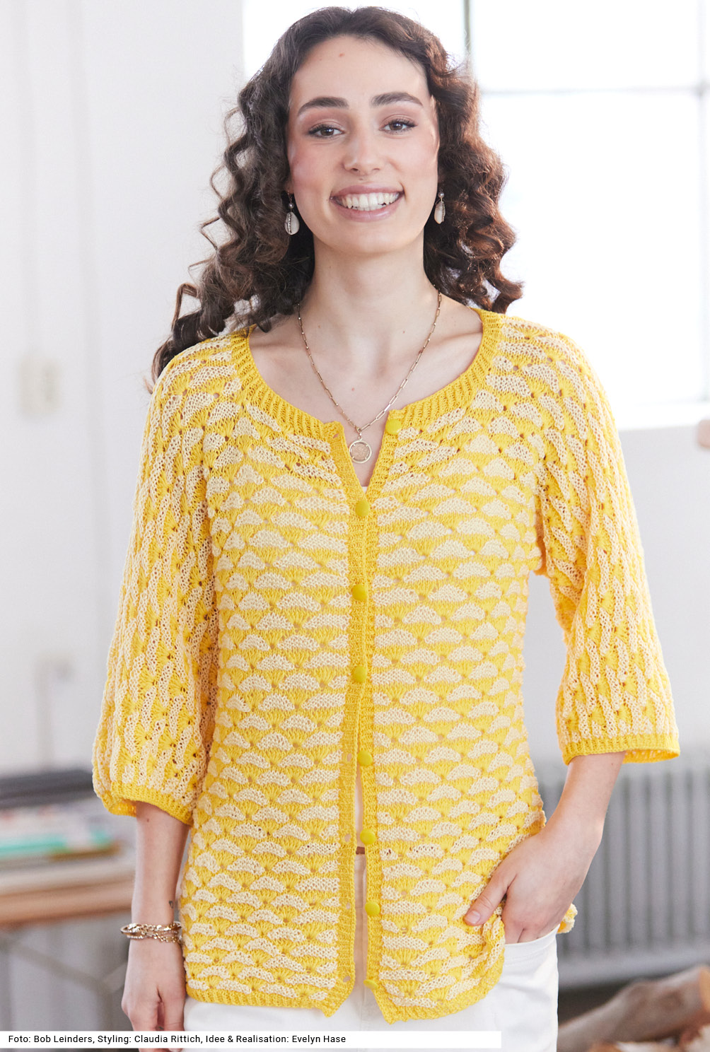 Modellansicht Bild 2: Jacke mit tiefgestochenen Maschen