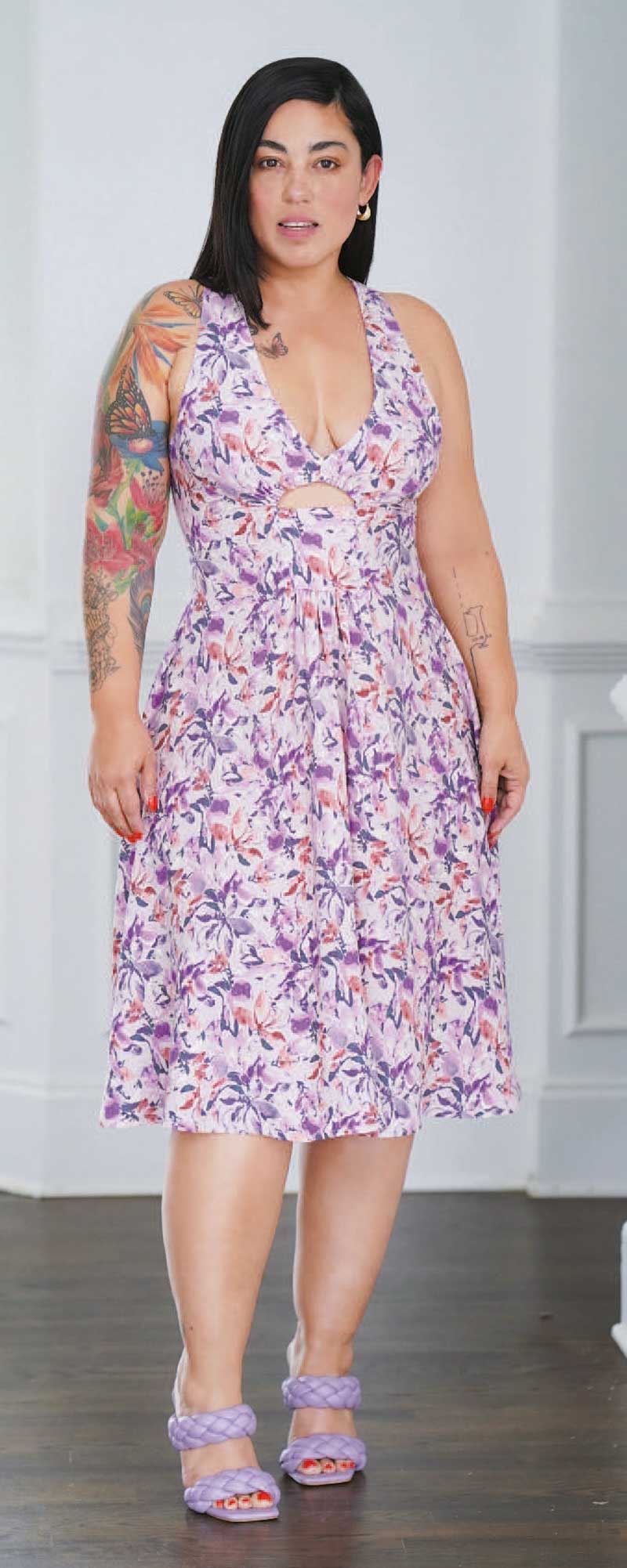 Fliederblaues Kleid mit floralen Mustern, ärmellos, modisch und sommerlich. Ideal für warme Tage.