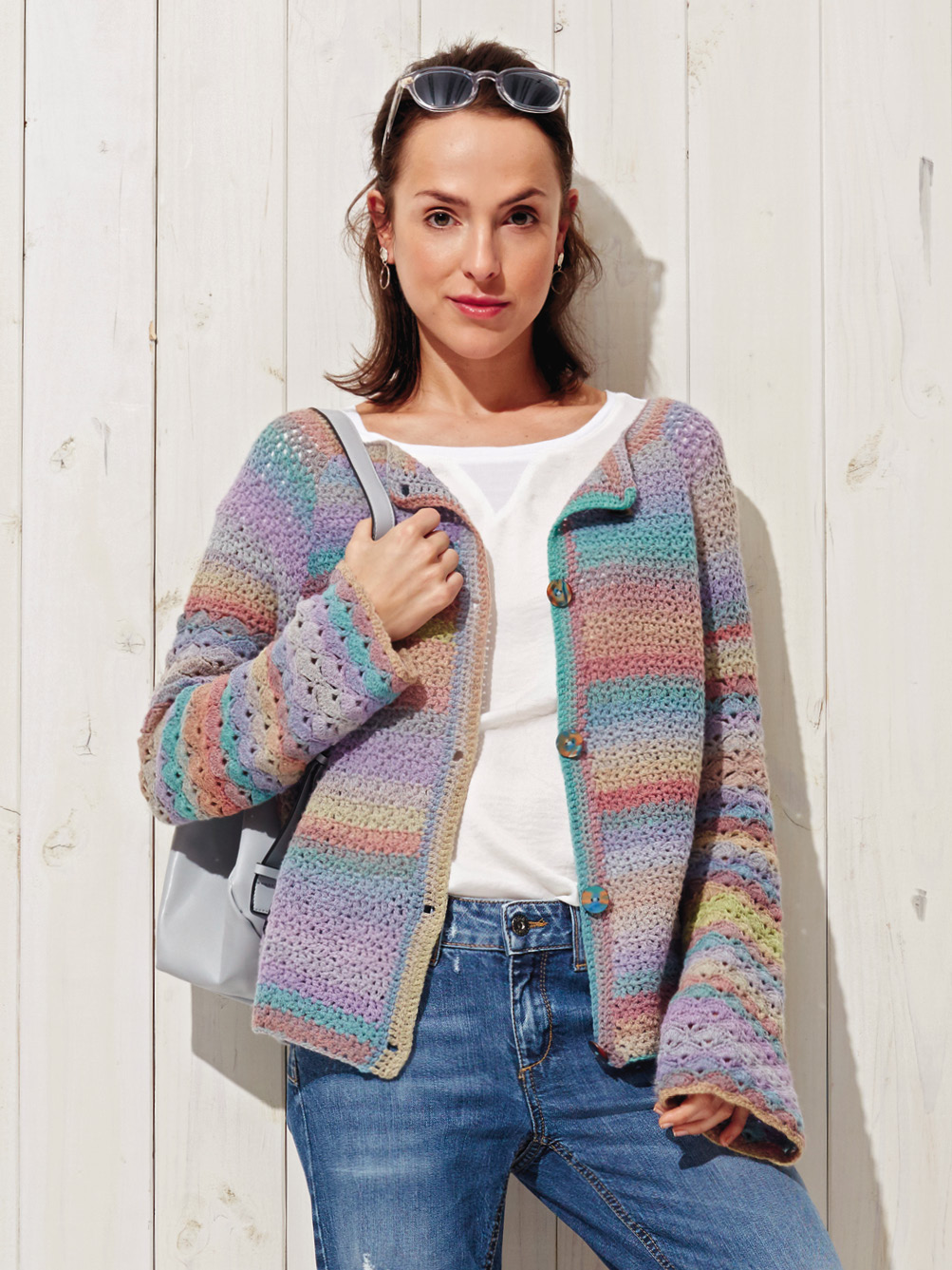 Modellansicht Bild 1: Lässige Häkeljacke mit Trompetenärmeln und Farbverlauf