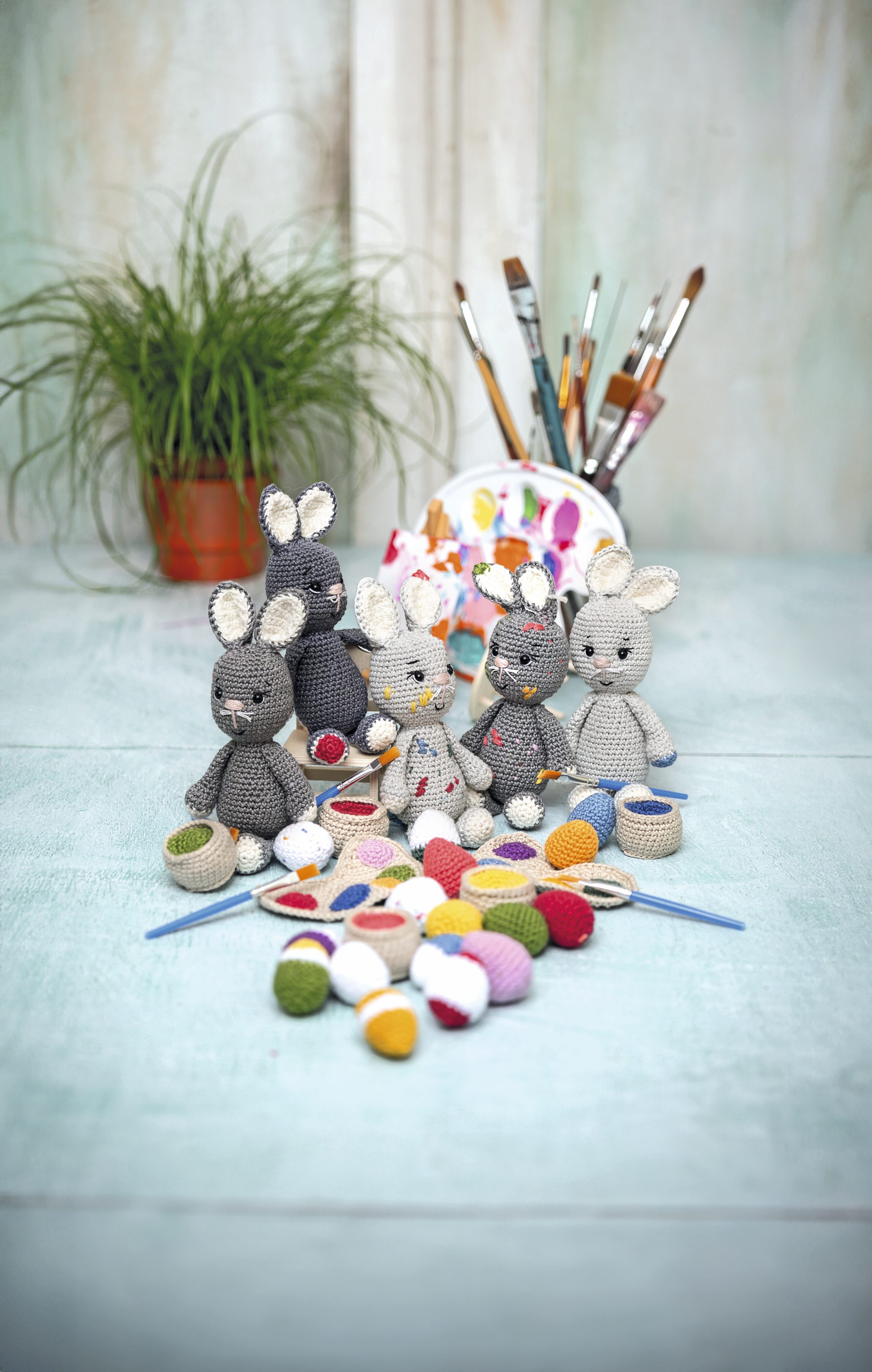 Farbenfrohe, selbstgemachte Häkelhasen. Bunte, handgefertigte Muster und Designs. DIY, modisch, detailreich.