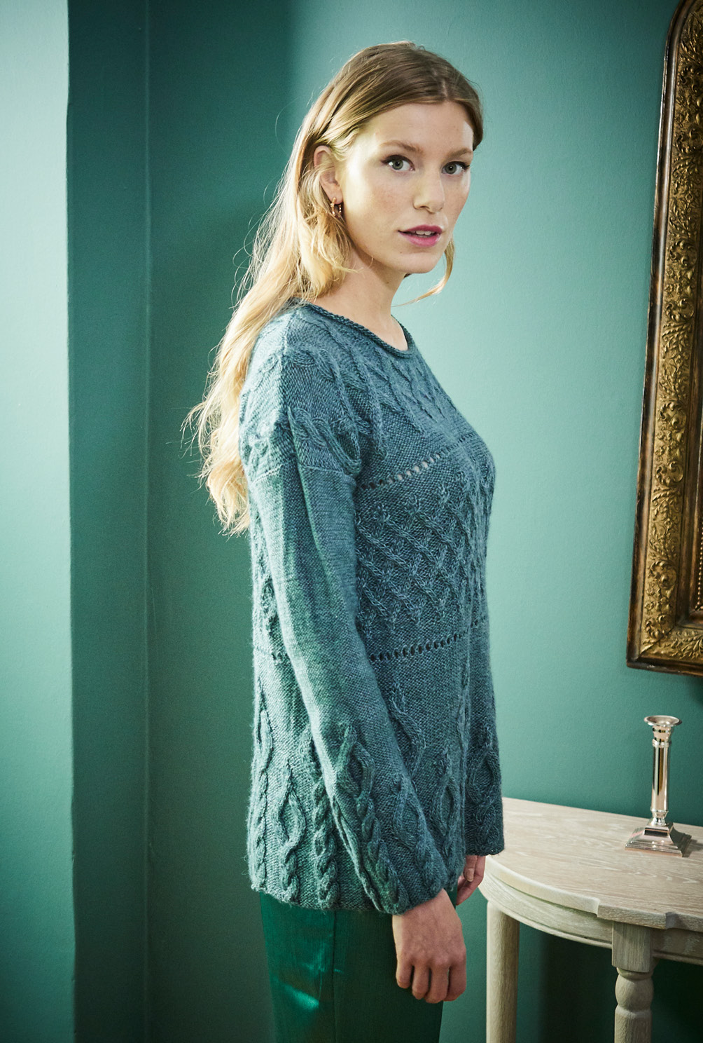 Modellansicht Bild 4: Pulli mit Mustermix in Petrol