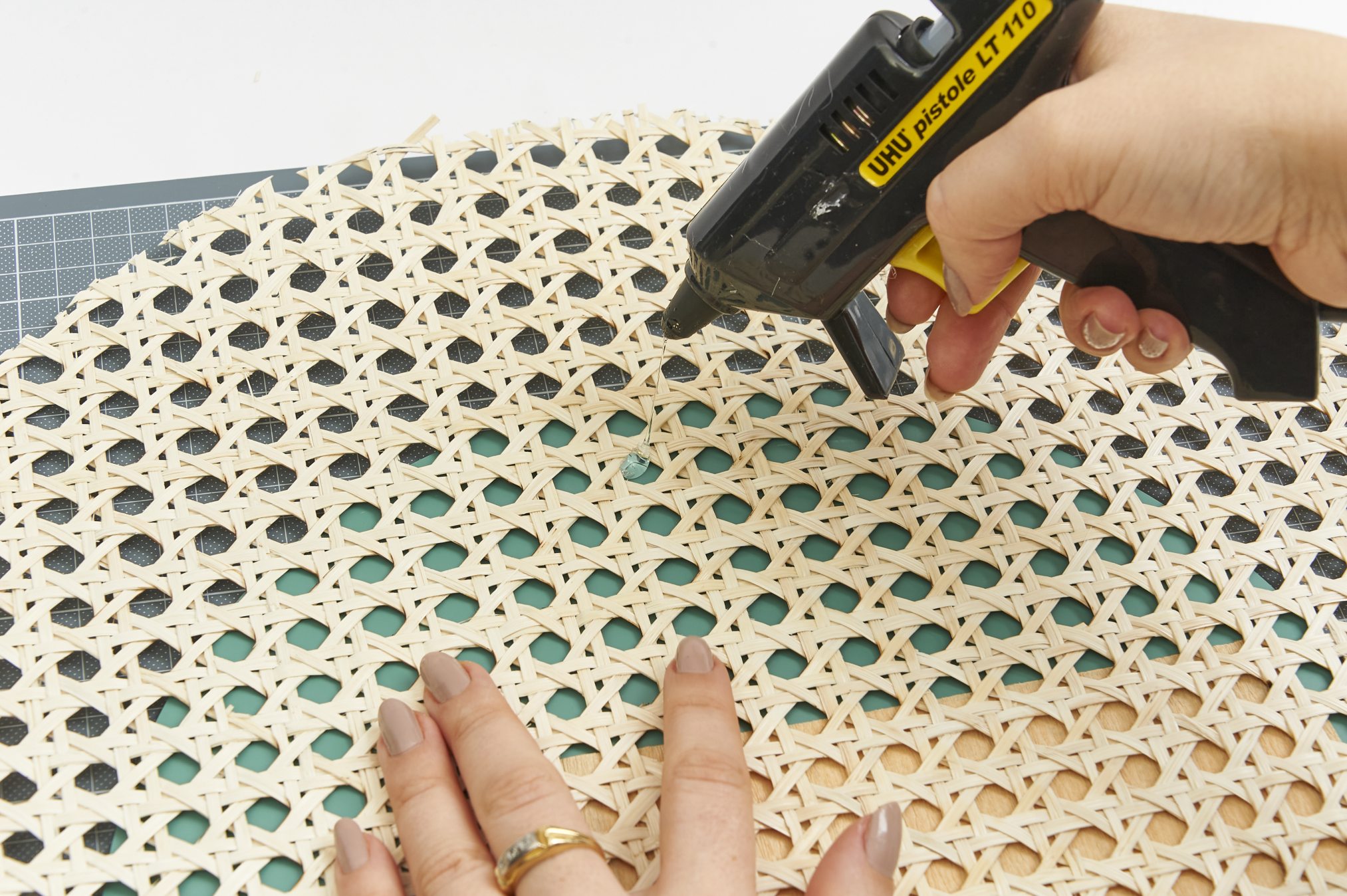 Handgemachtes Flechtwerk mit geometrischem Muster, Naturtöne. Perfekt für kreative DIY-Projekte.