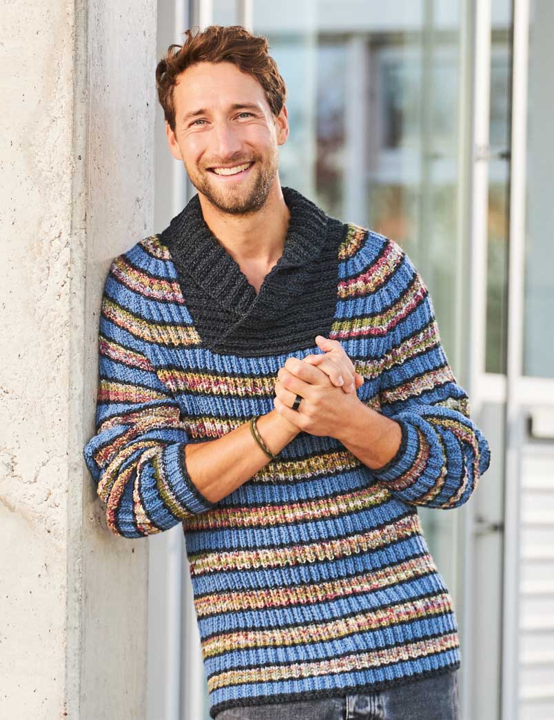 Modischer Pullover, handgemacht, gestreift in Blau, Grau und Erdtönen, grob gestrickt mit breitem Kragen.