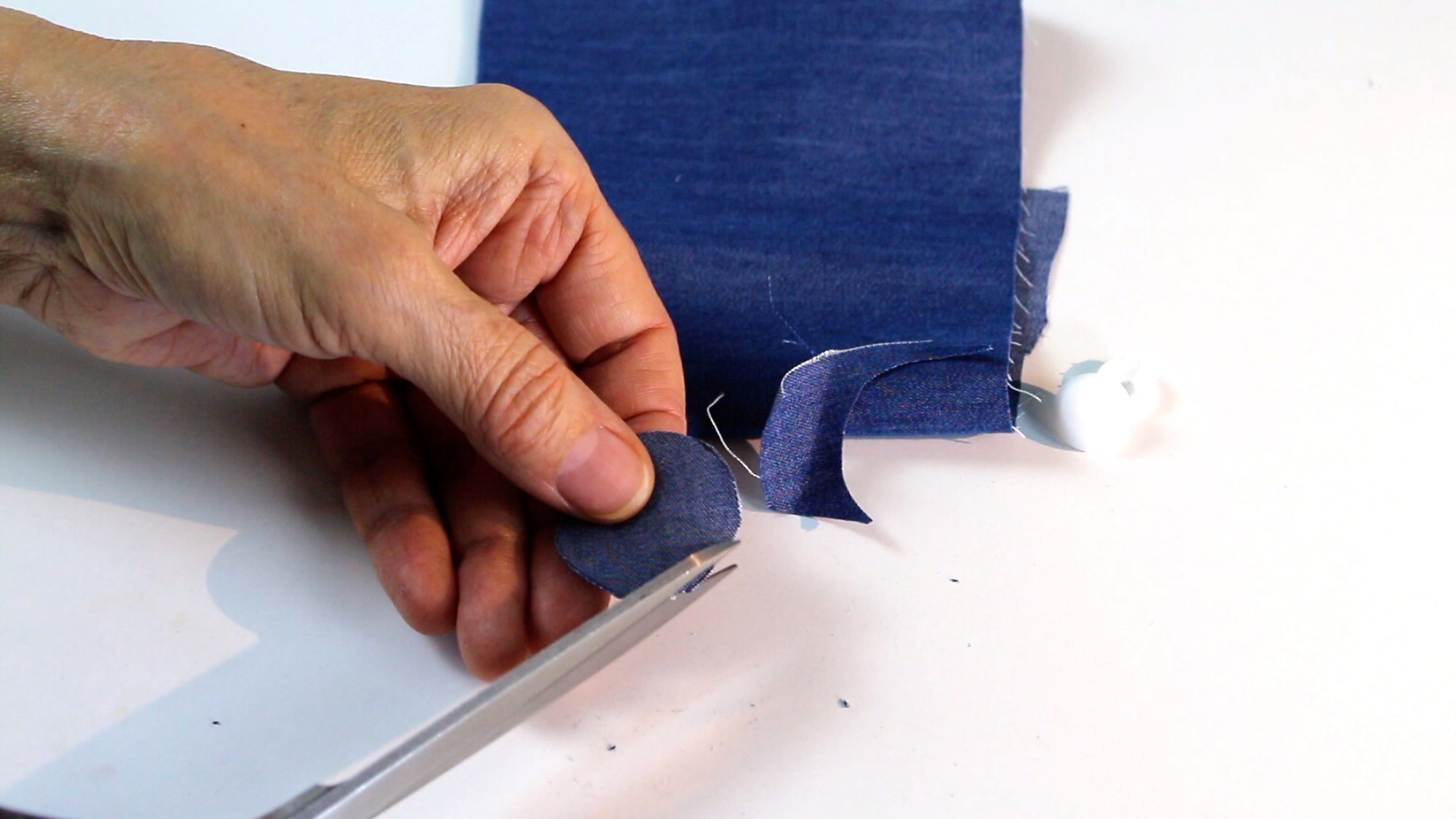 Blauer Stoff, handgeschnitten; DIY, handgemacht, kreativ, Textur im Denim-Stil.